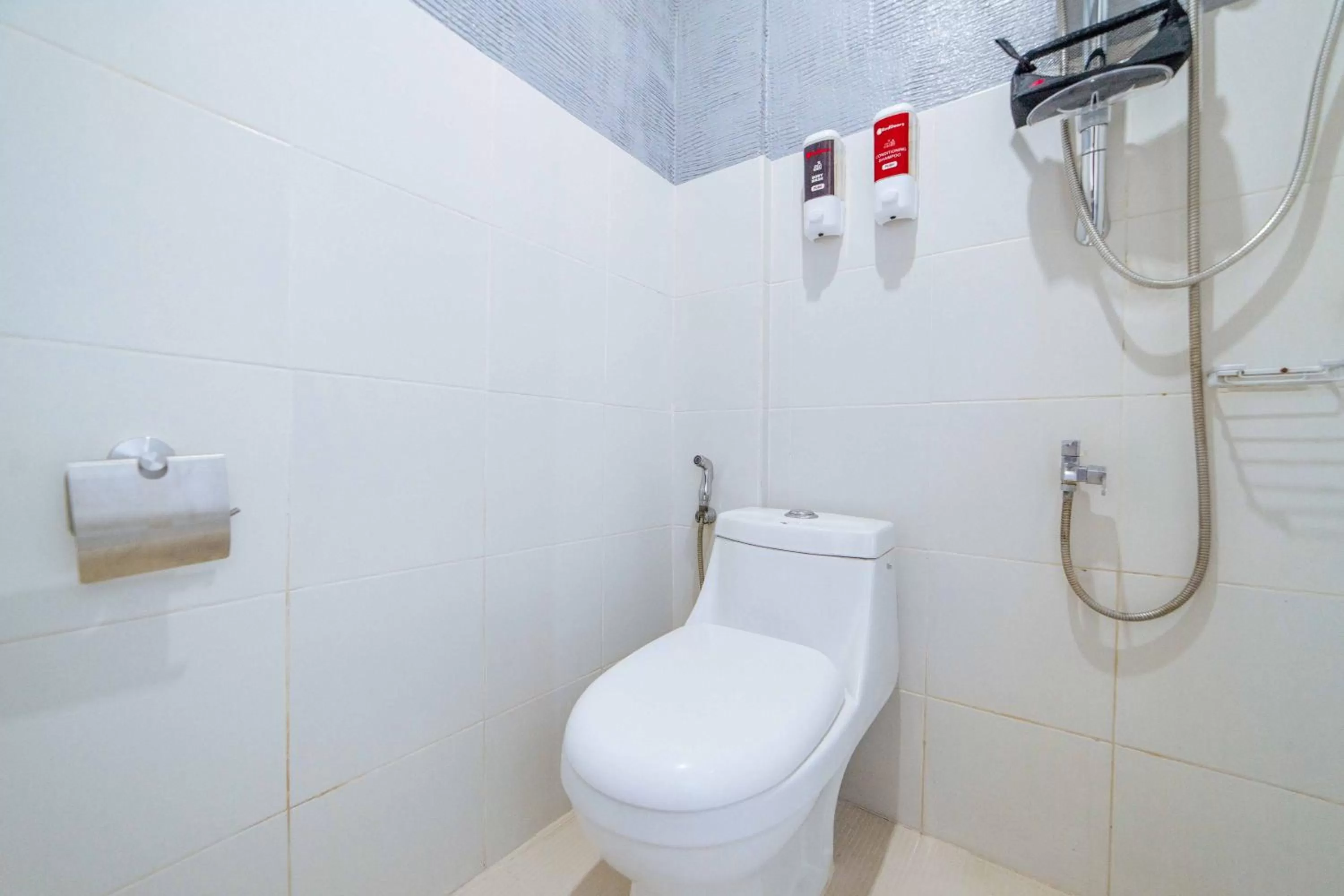 Shower in RedDoorz Plus @ Casa Lucia Sindalan San Fernando City Pampanga