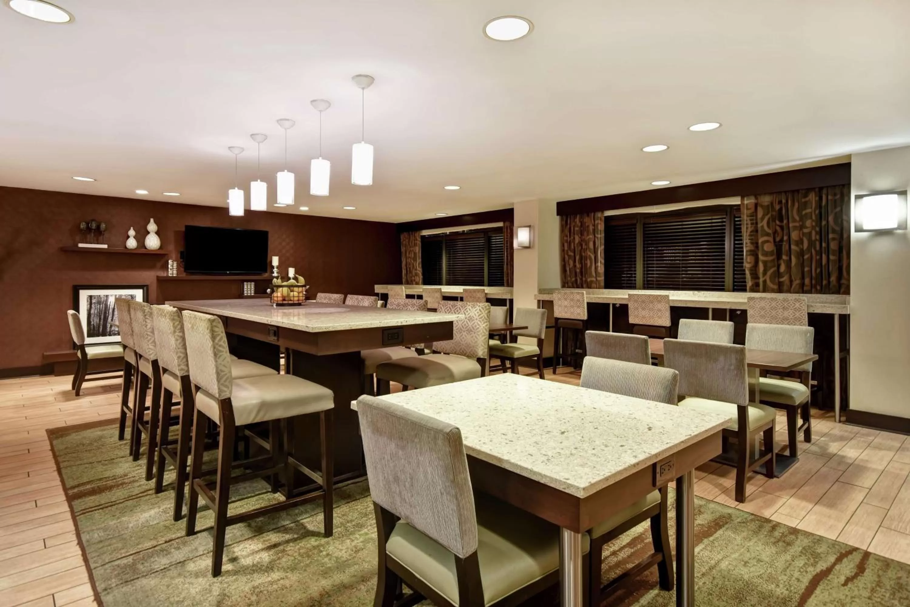 Restaurant/places to eat in Hampton Inn Atlanta-Mall Of Georgia