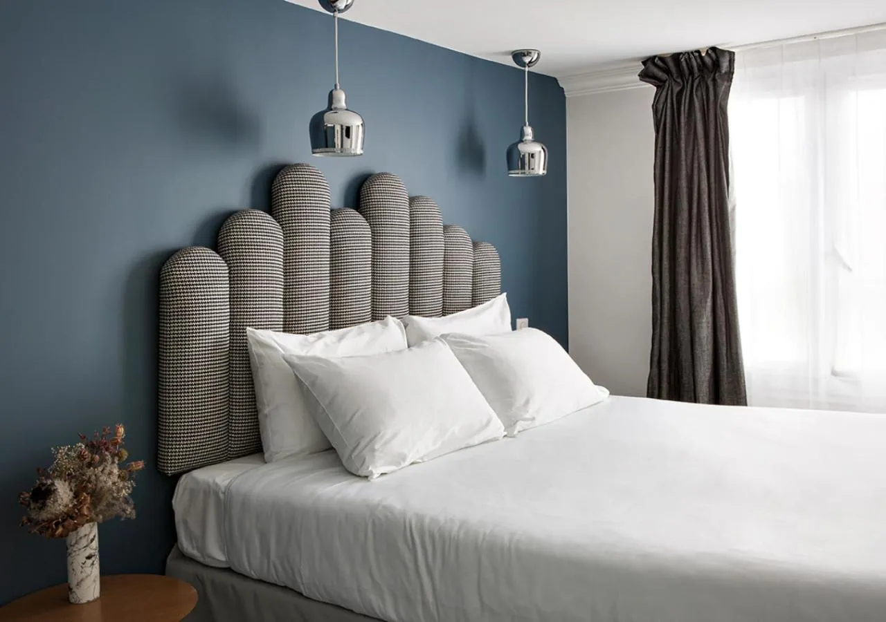 Bed in Hotel Paradis