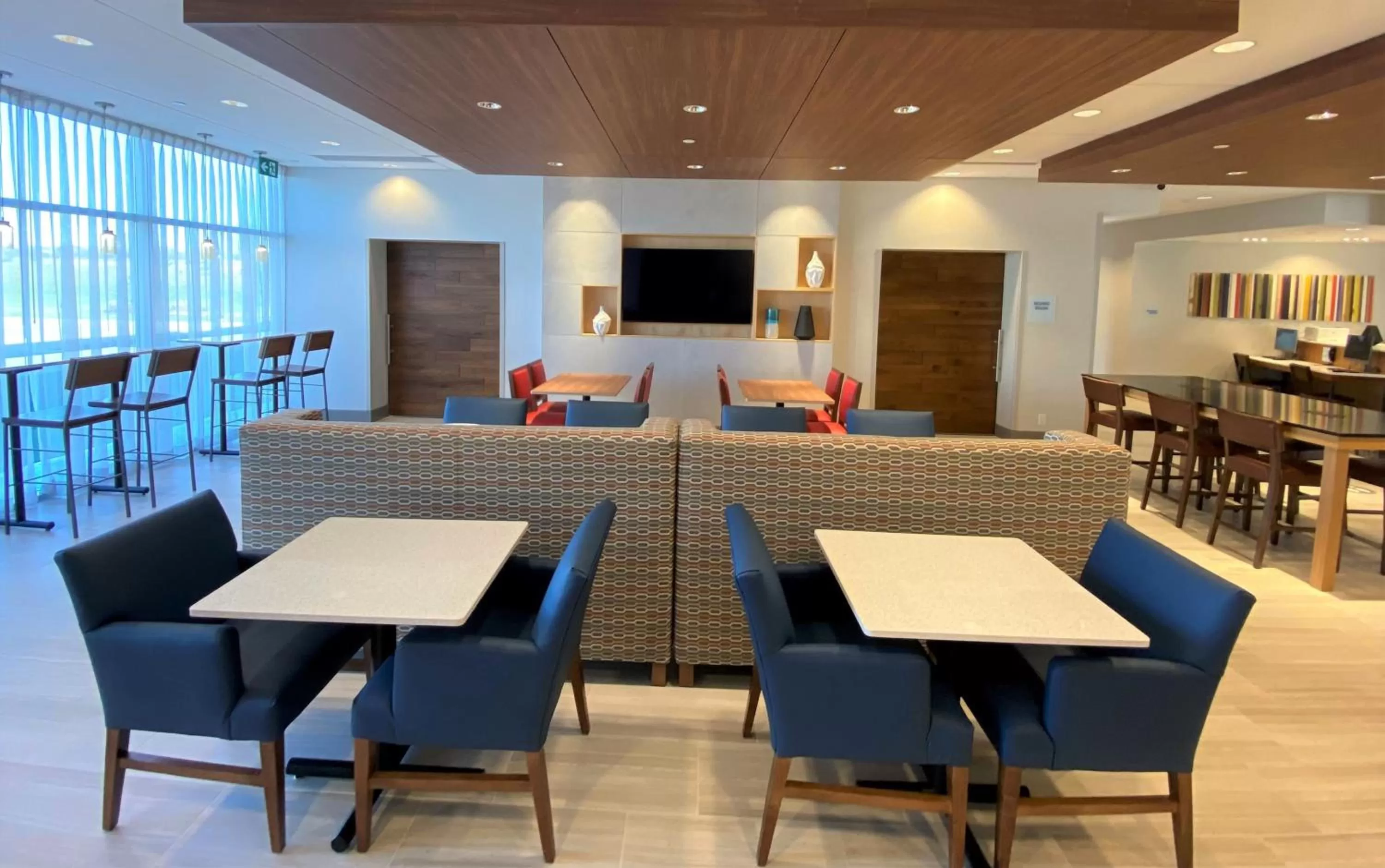 Restaurant/places to eat in Holiday Inn Express & Suites - Aurora by IHG