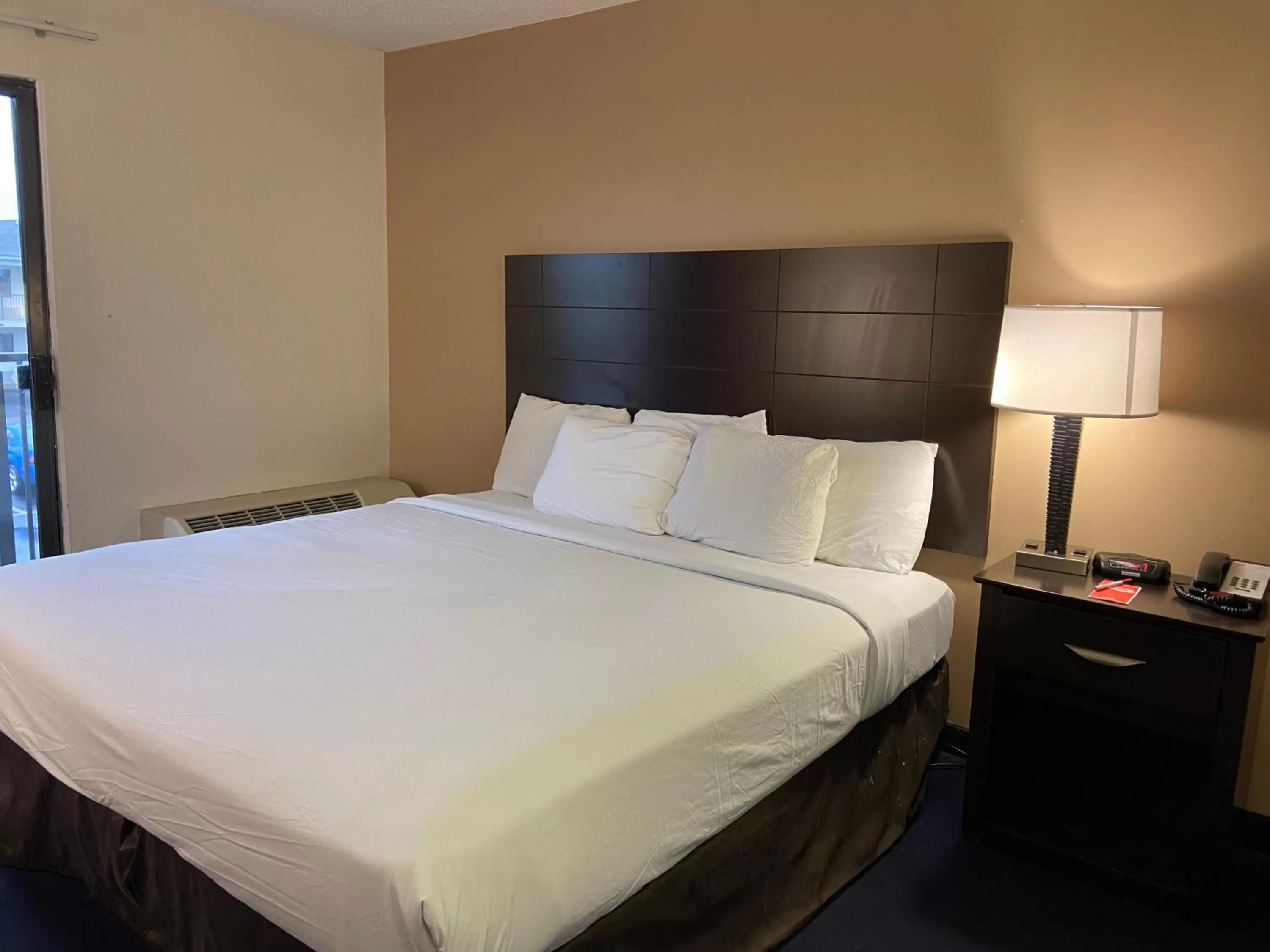 Bed in Econo Lodge Inn & Suites Rehoboth Beach