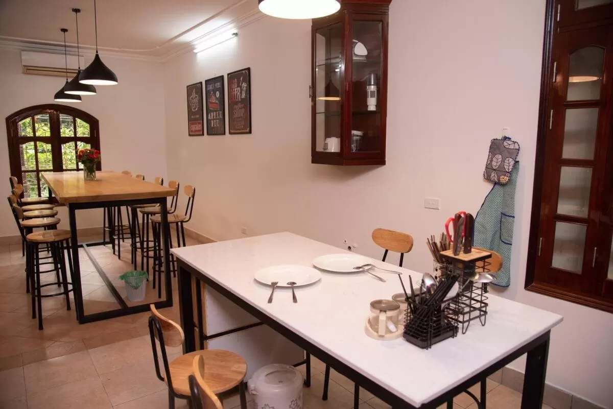 Restaurant/places to eat in Eden Westlake Hotel