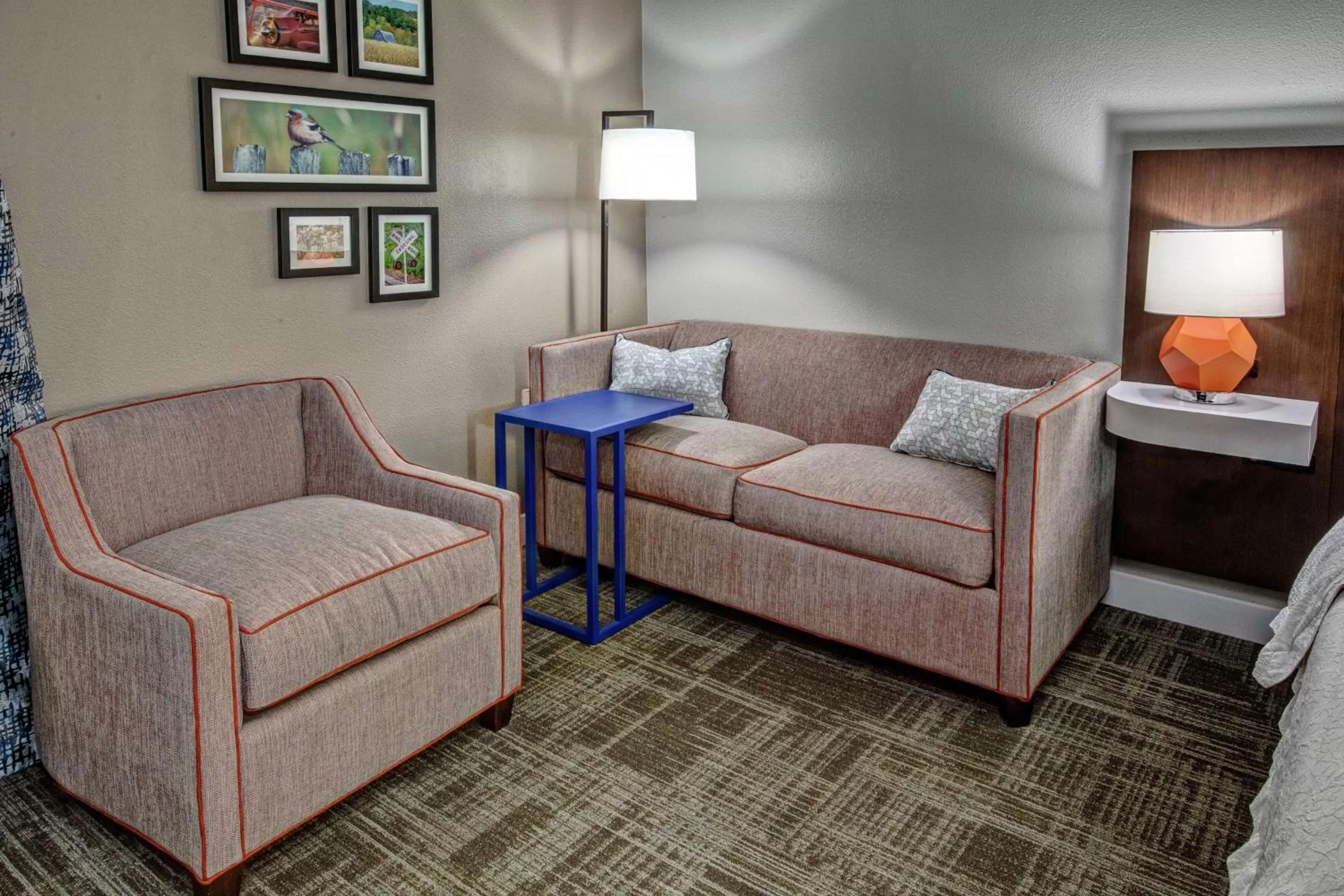 Living room, Bed in Hampton Inn Tullahoma