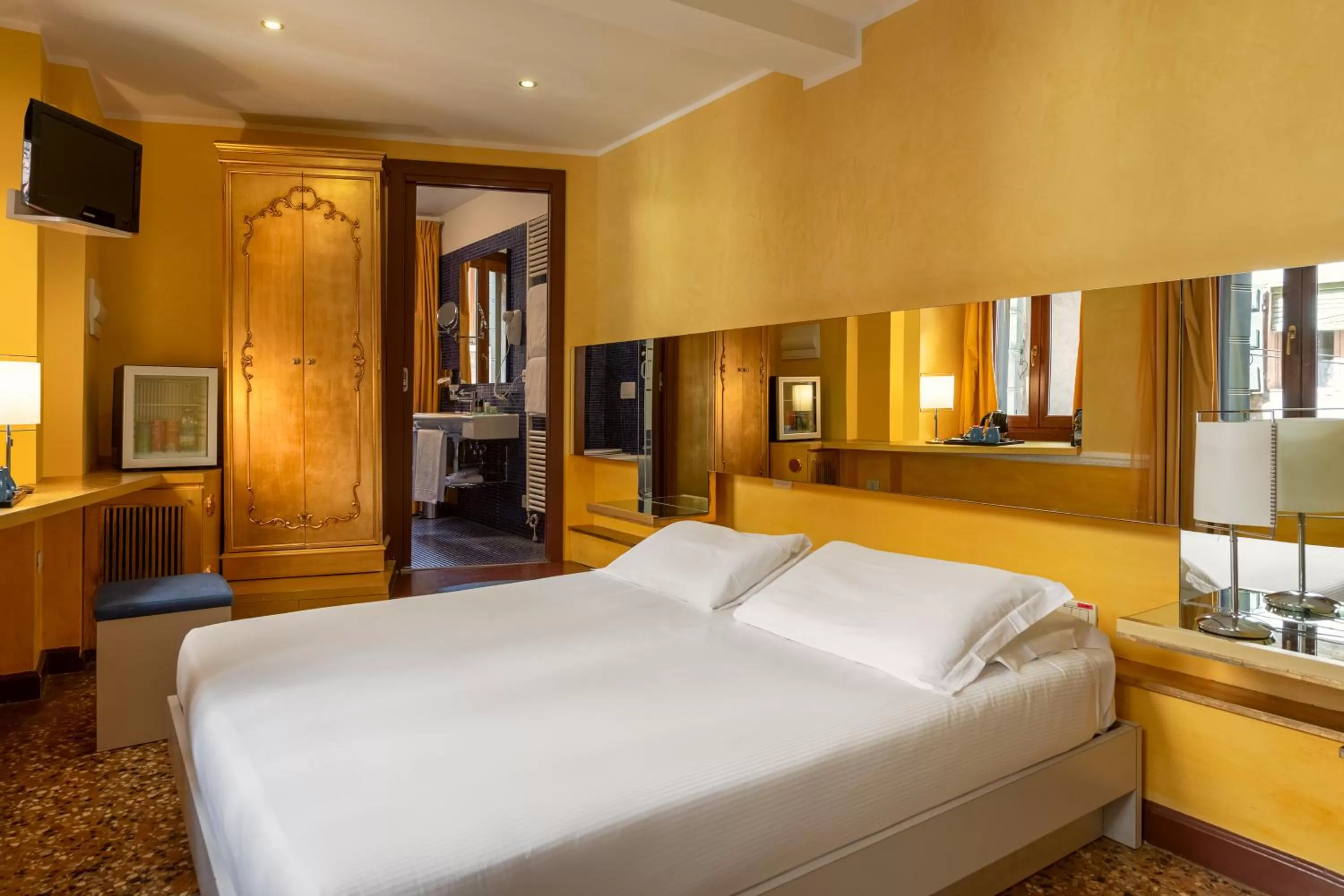 Photo of the whole room, Bed in Sogno di Giulietta e Romeo