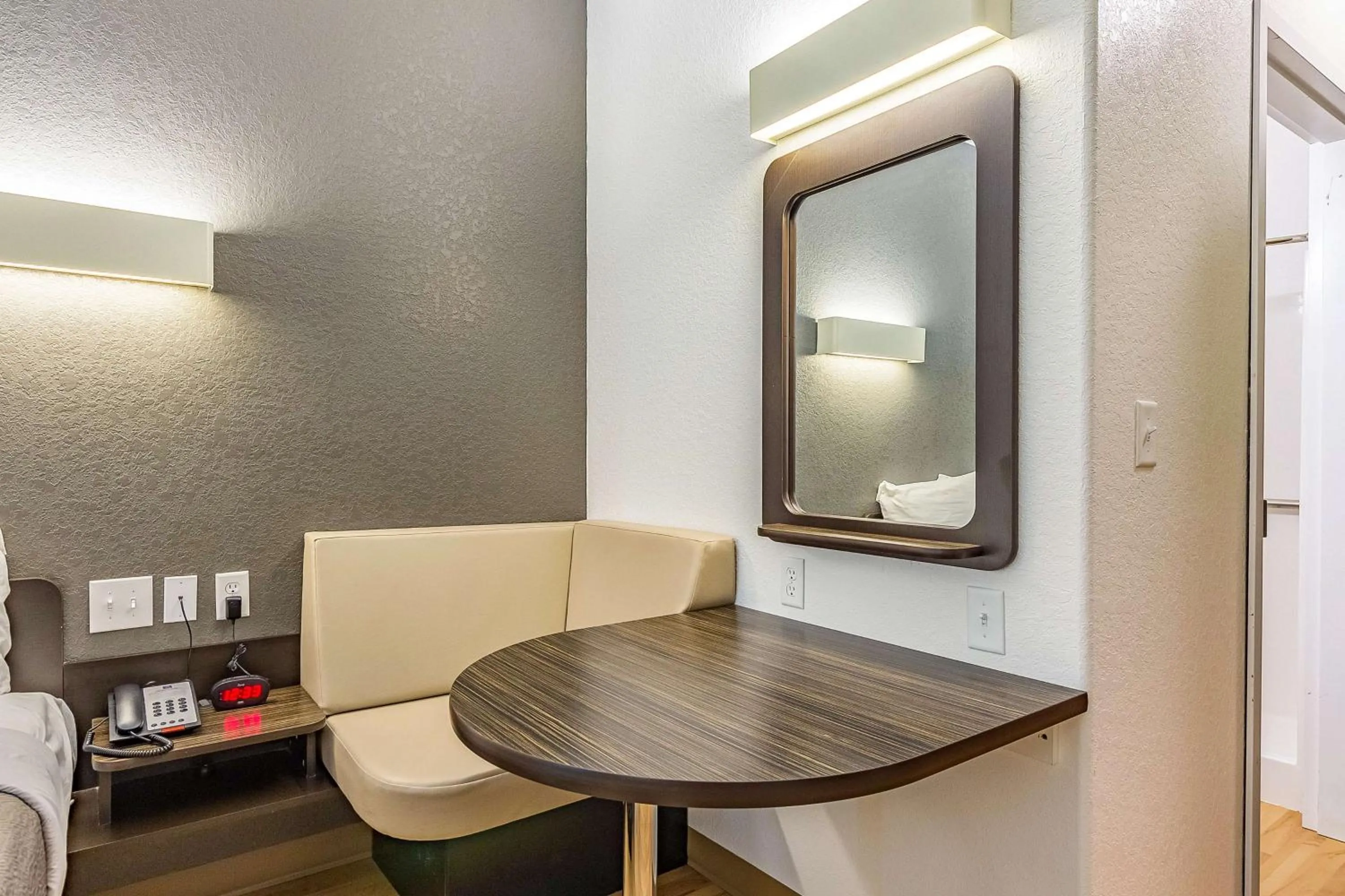 Photo of the whole room in Studio 6 New Braunfels, Tx