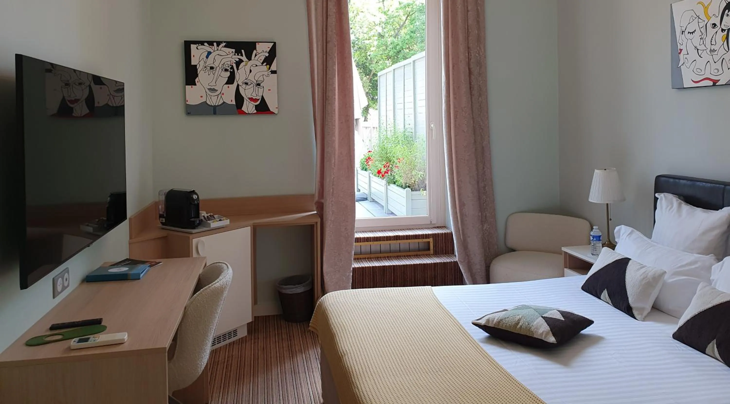 Property building, Bed in Hôtel The Originals Résidence de Rohan (EX RELAIS DU SILENCE)