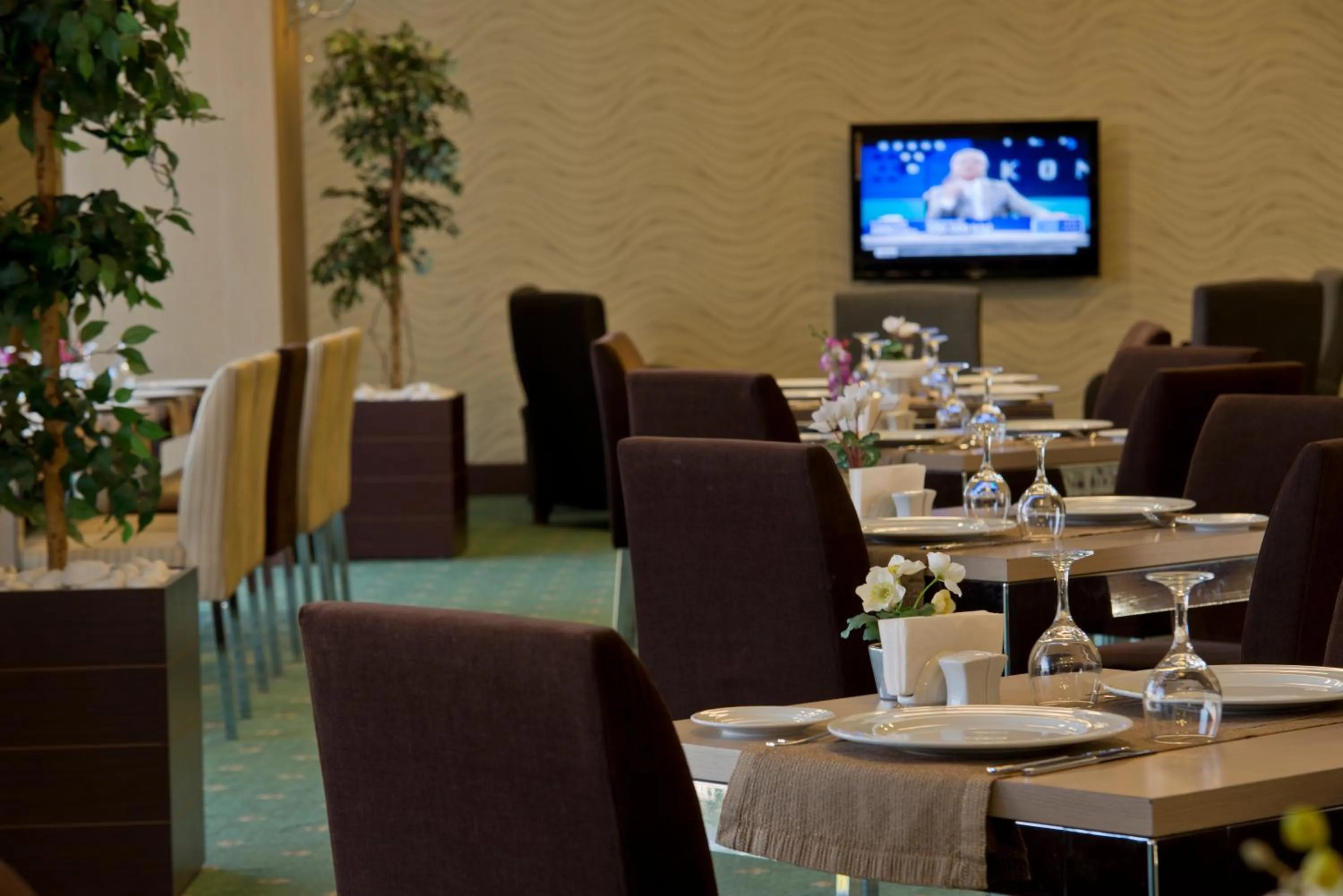 Restaurant/places to eat in North Point Hotel