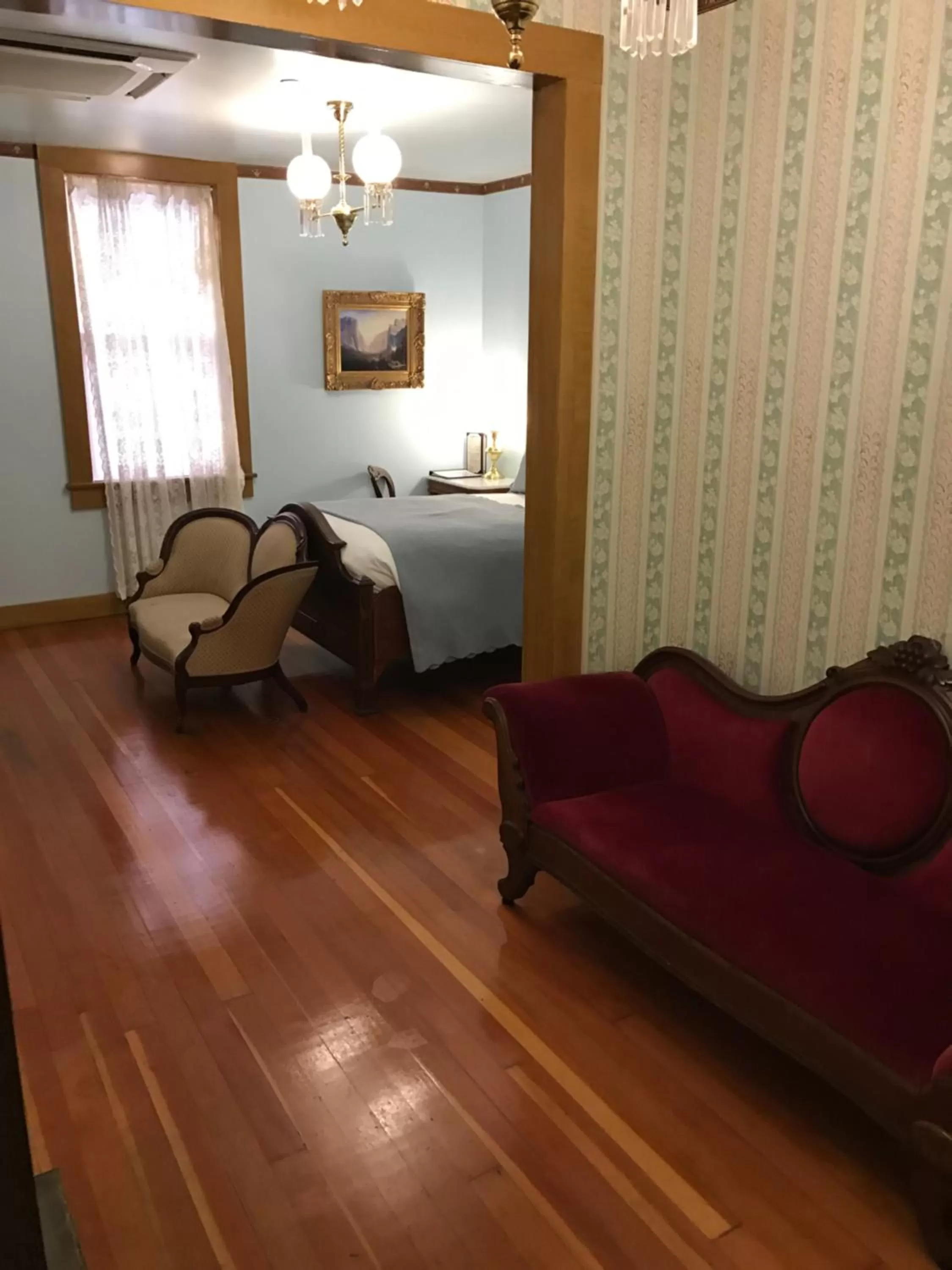 Photo of the whole room in Cosmopolitan Hotel