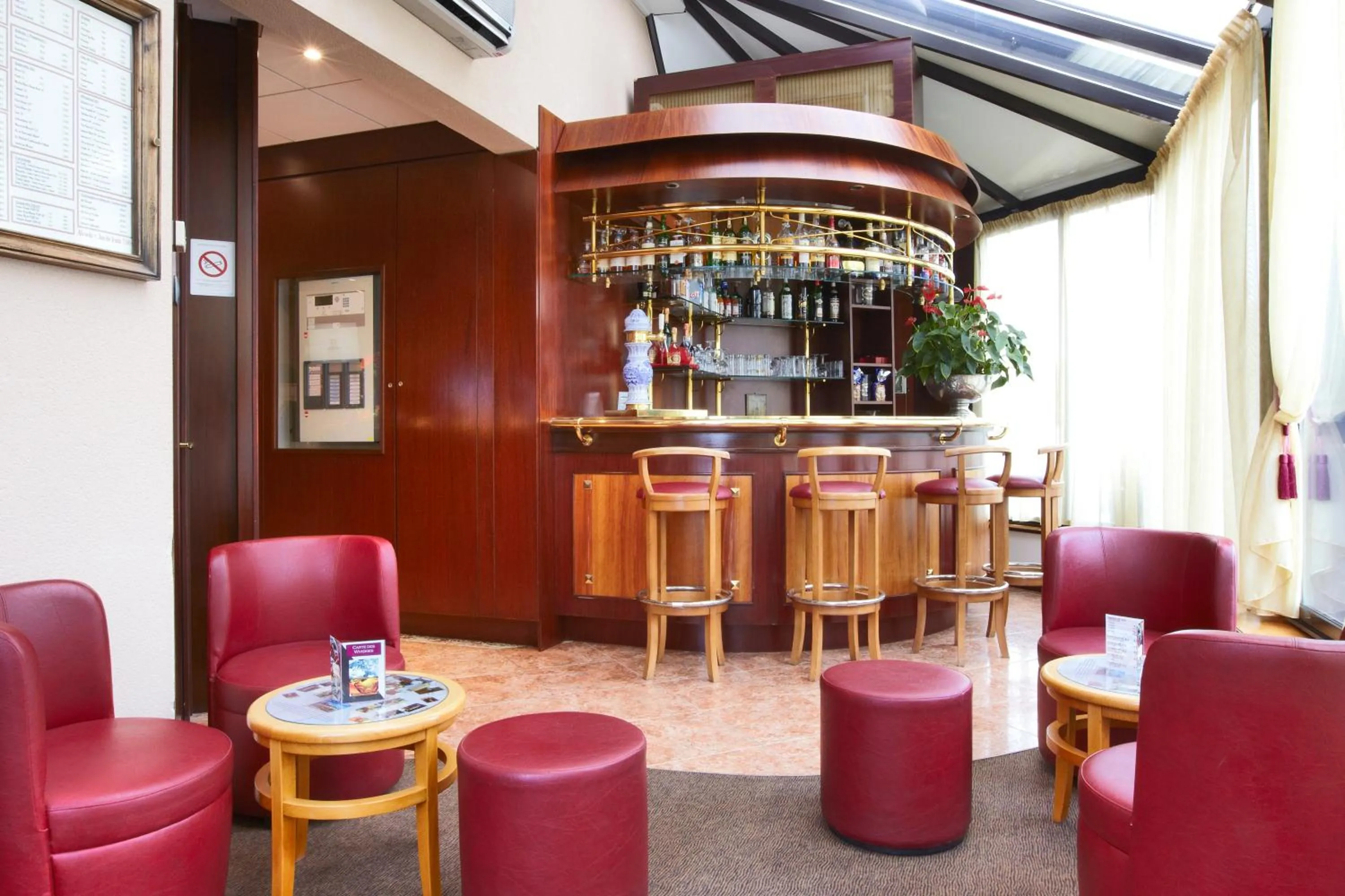 Lounge or bar in Kyriad Hotel Nevers Centre