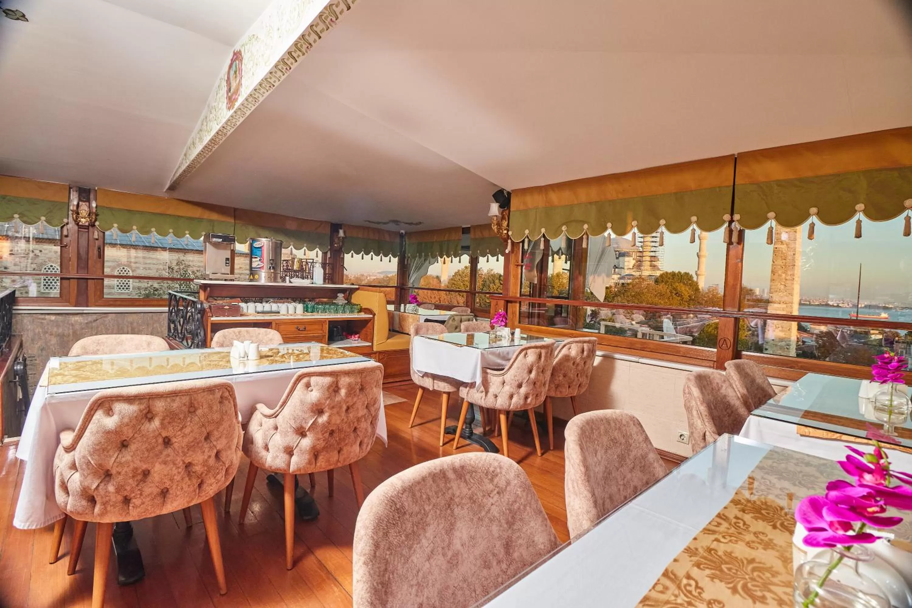 Restaurant/places to eat in Alzer Hotel Special Class