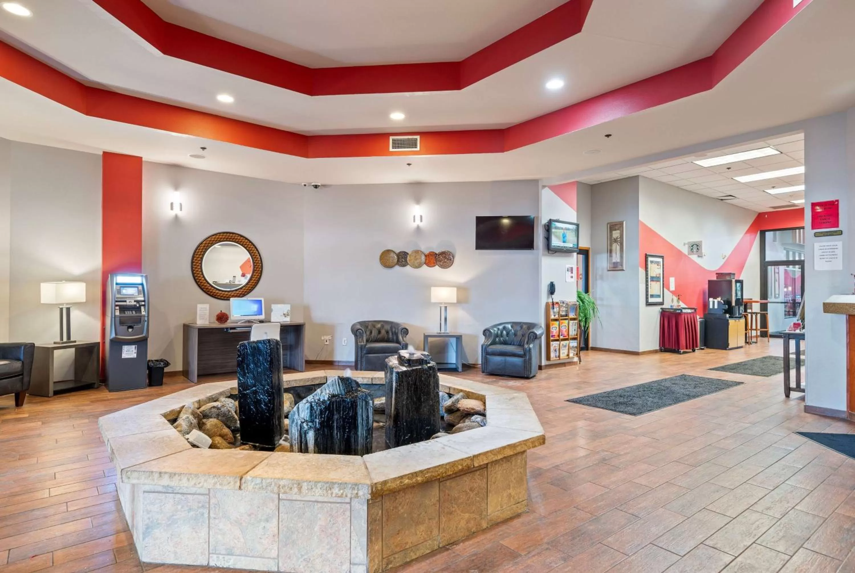 Lobby or reception in Ramada by Wyndham Sioux Falls Airport - Waterpark Resort & Event Center