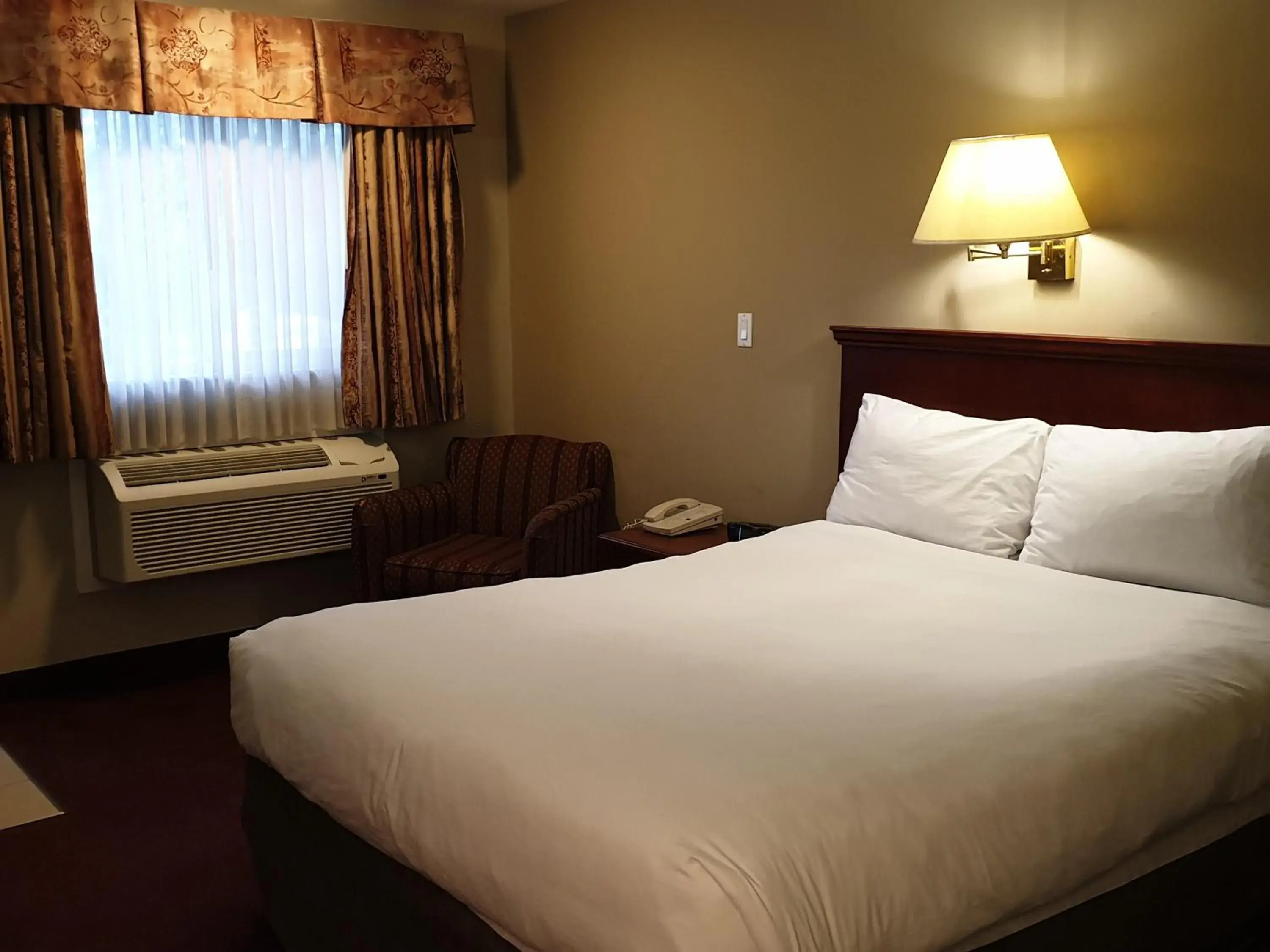 Queen Room with Kitchenette in Riverland Inn & Suites Queen Room with Kitchenette in Riverland Inn & Suites