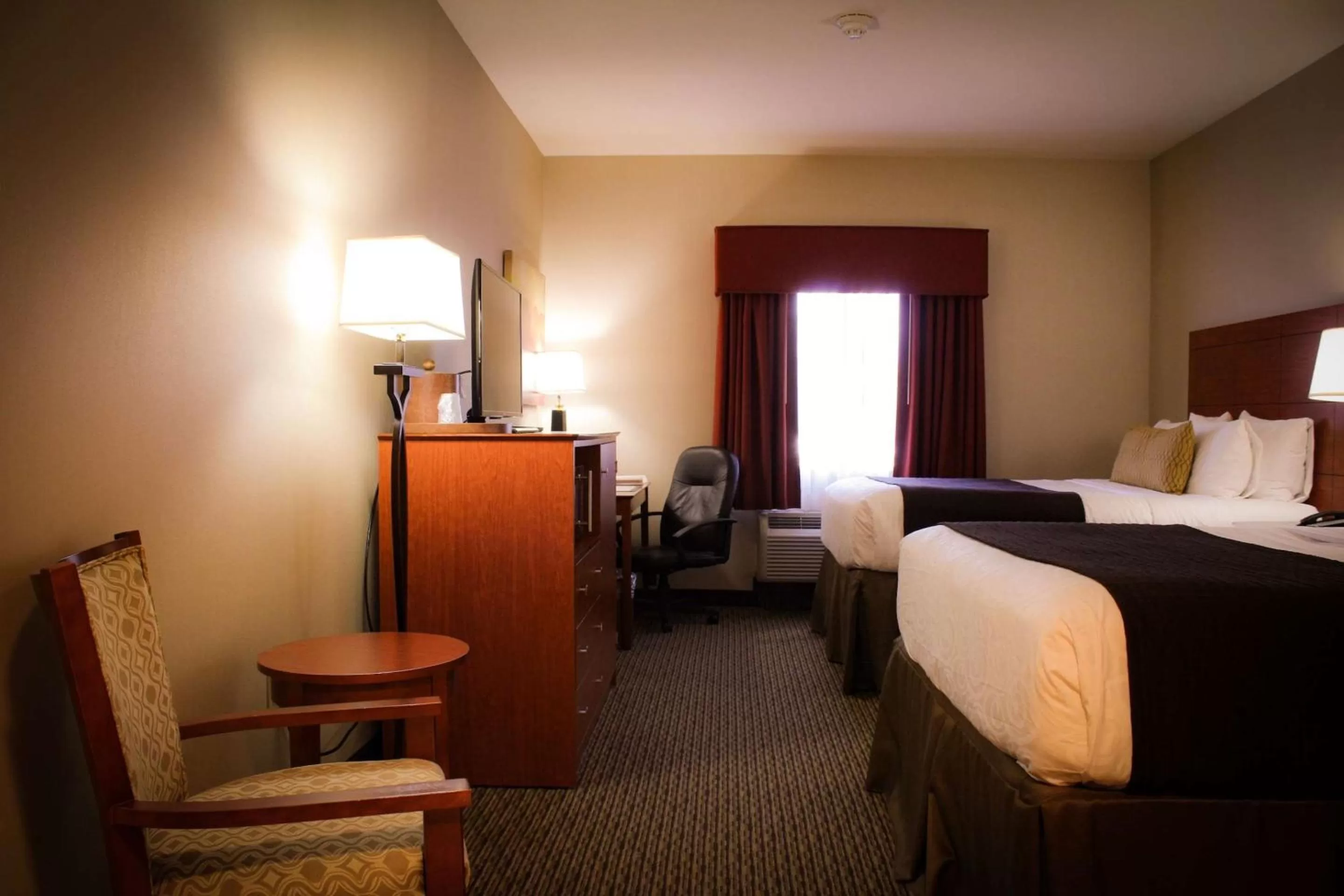Photo of the whole room, Bed in Best Western Plus Arrowhead Hotel