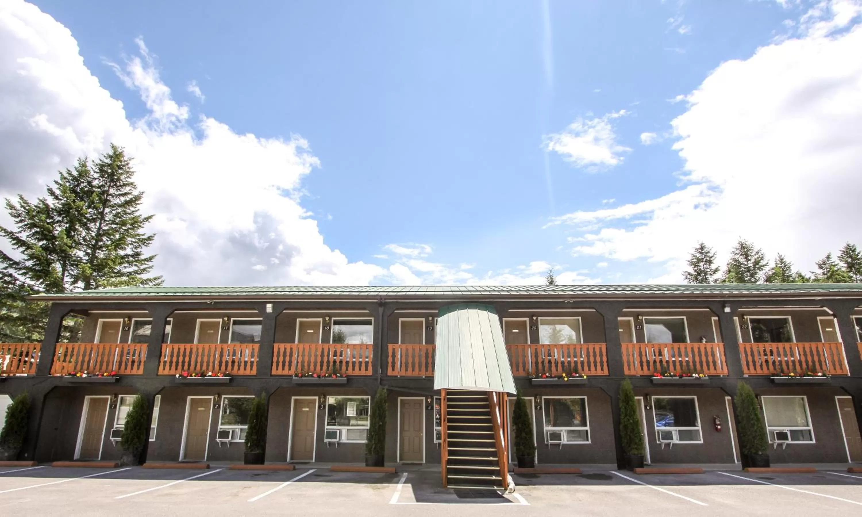 Facade/entrance in Crystal Springs Lodge