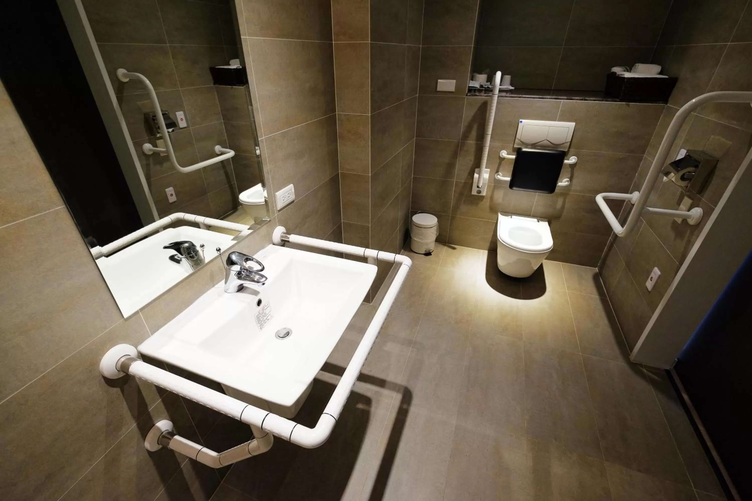 Toilet in Dynasty Hotel