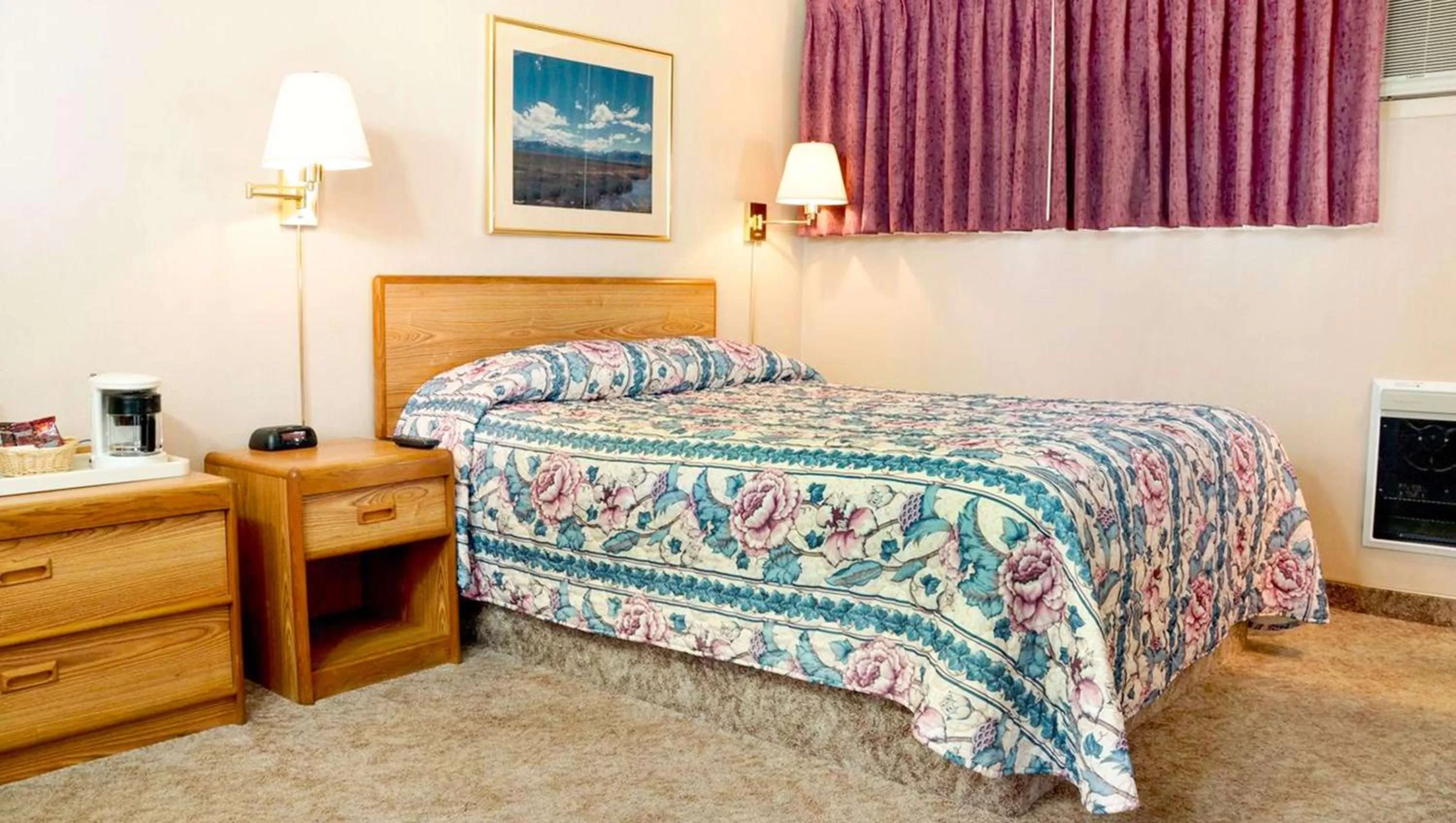 Photo of the whole room, Bed in Ruby Inn Bridgeport