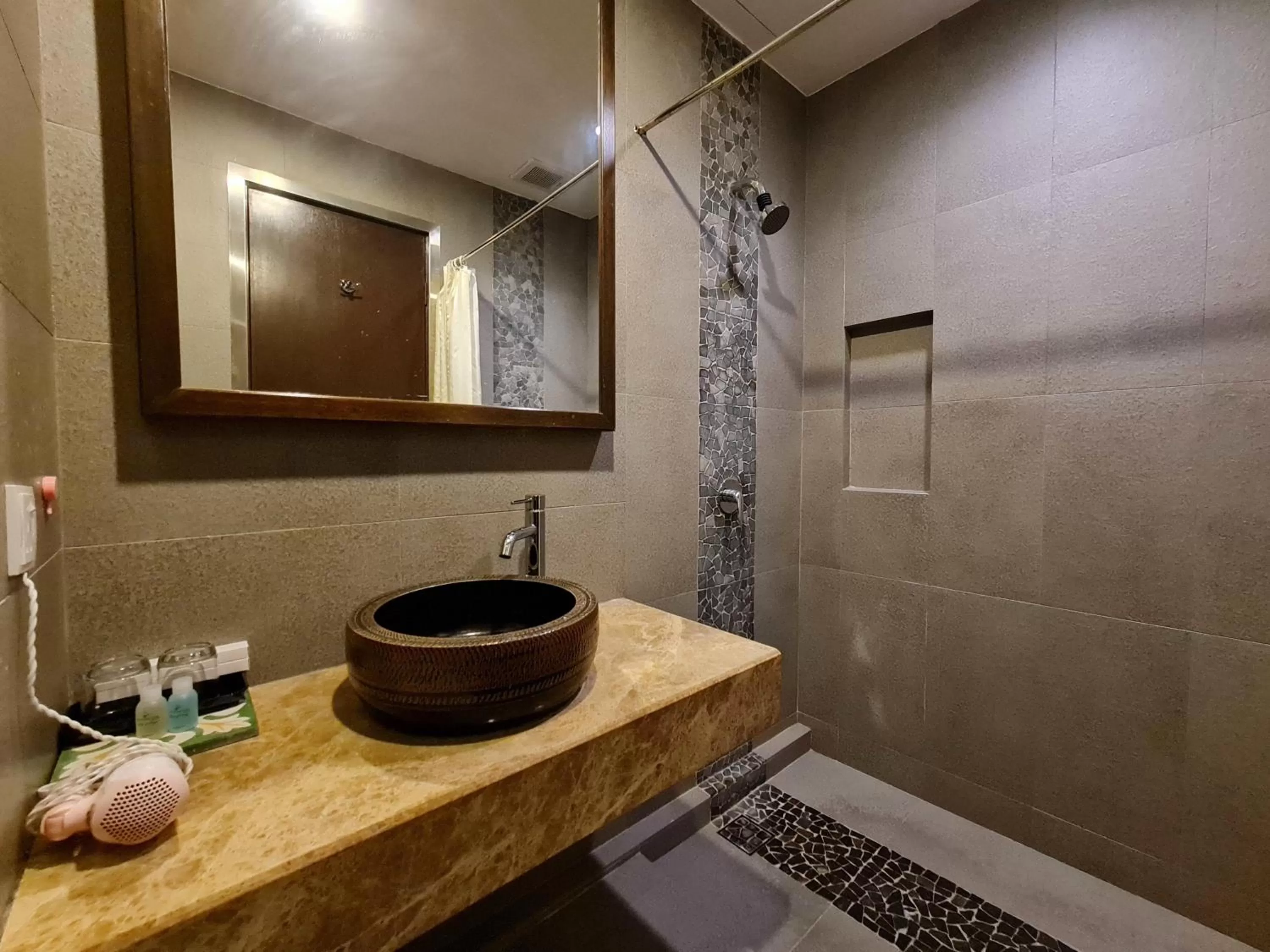 Shower in Swan Garden Hotel