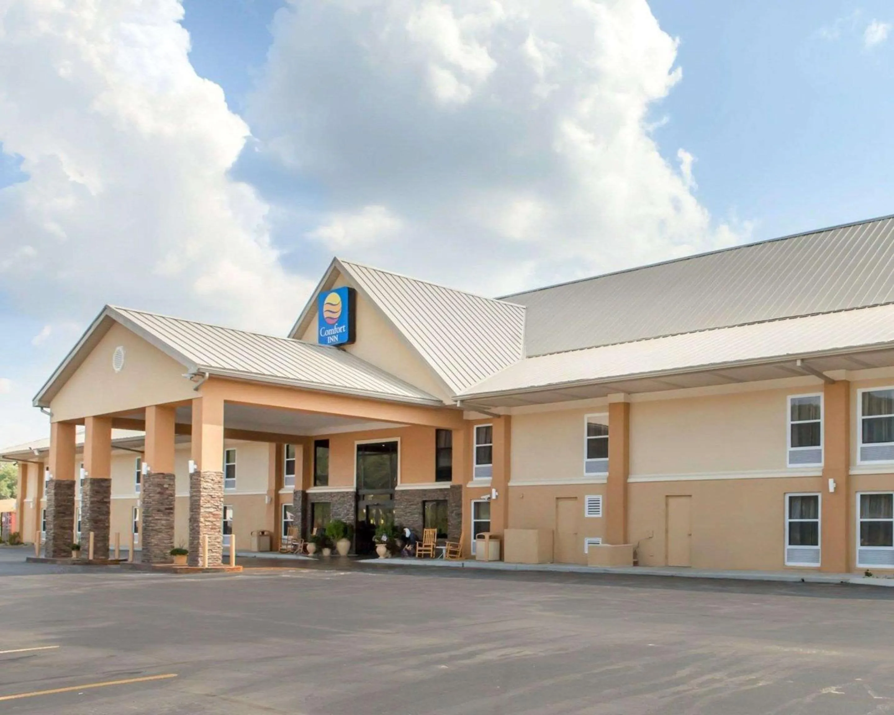Property building in Comfort Inn at Royal Blue