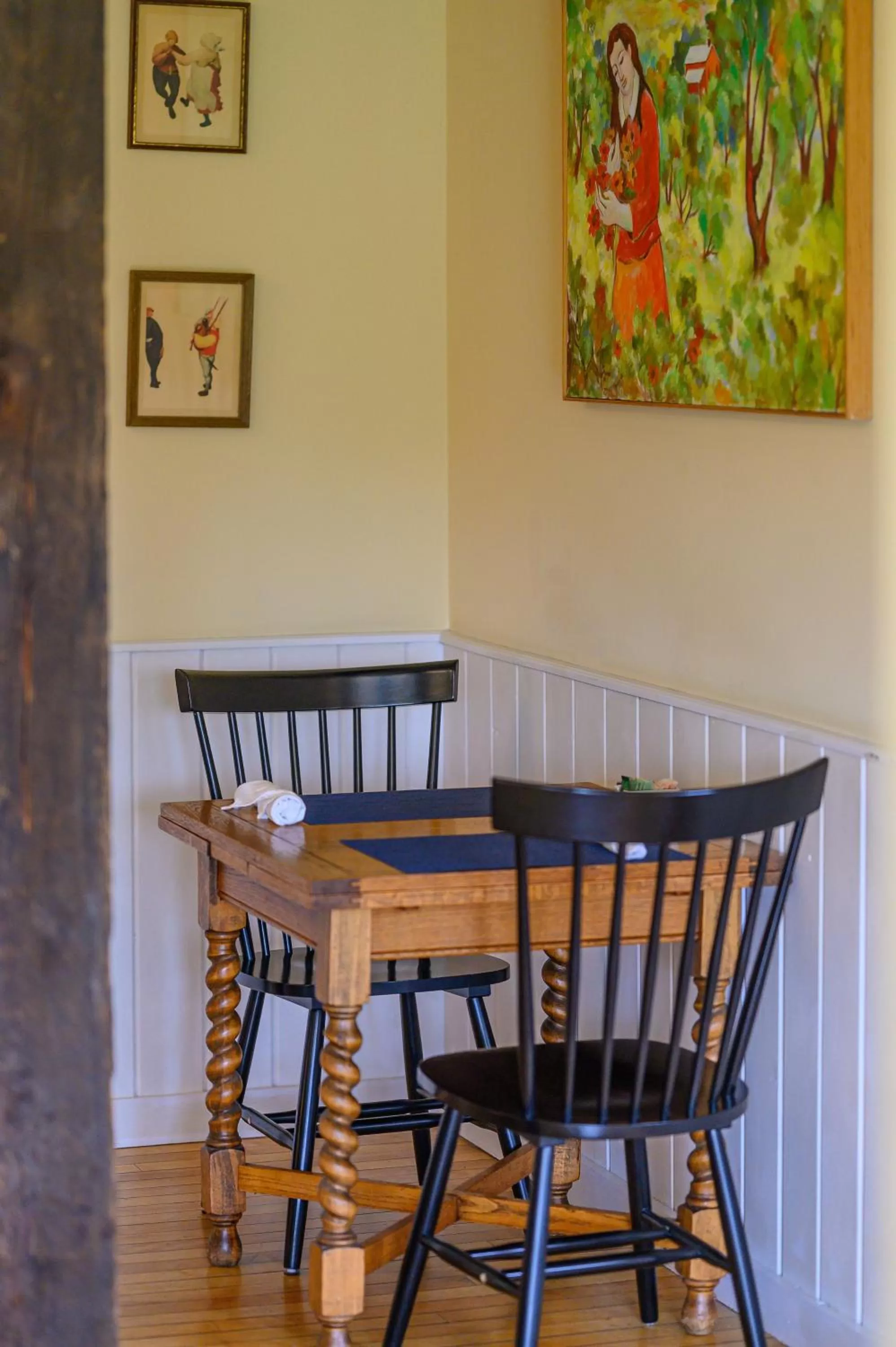Dining area in Brass Lantern Inn