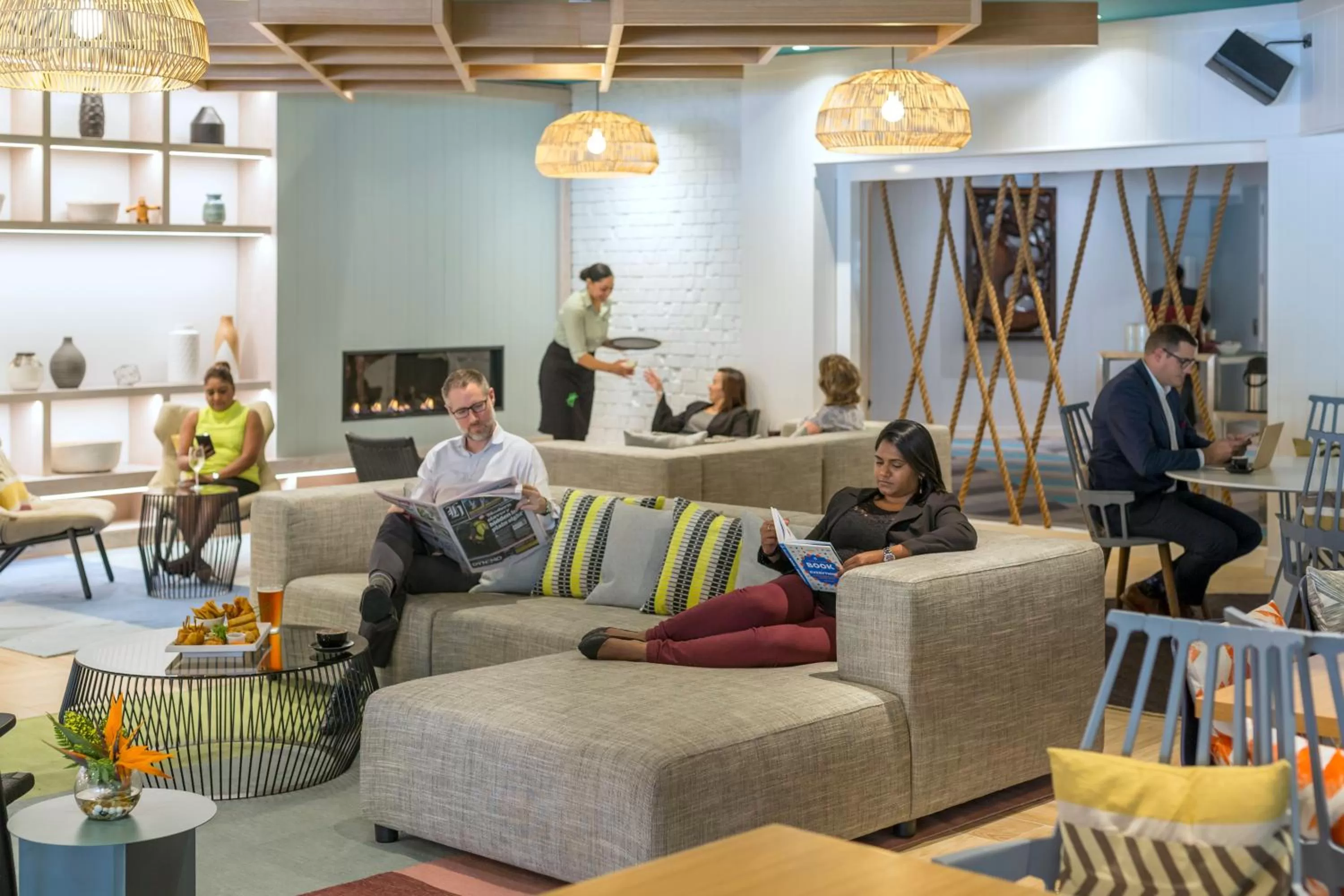 Lounge or bar in Holiday Inn Auckland Airport by IHG