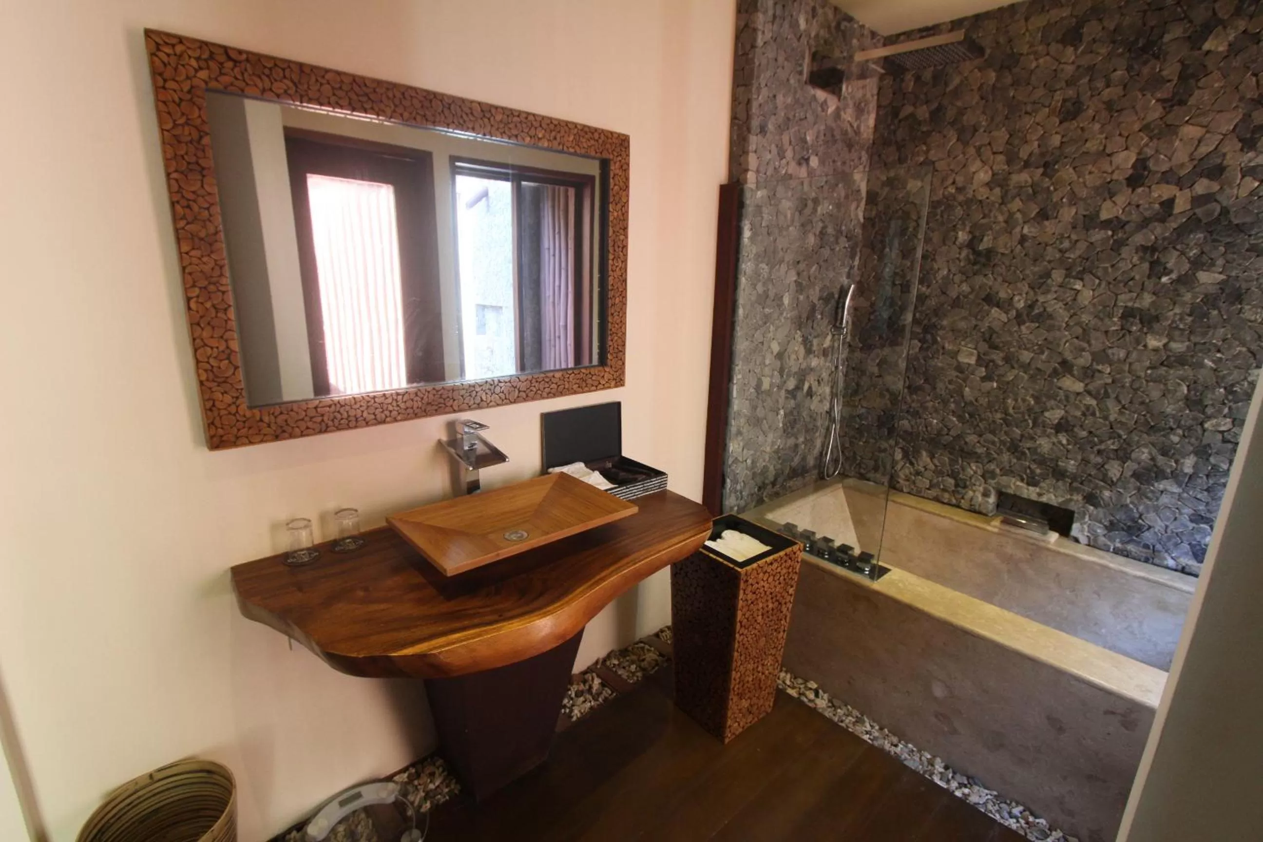 Shower in Cauayan Island Resort and Spa