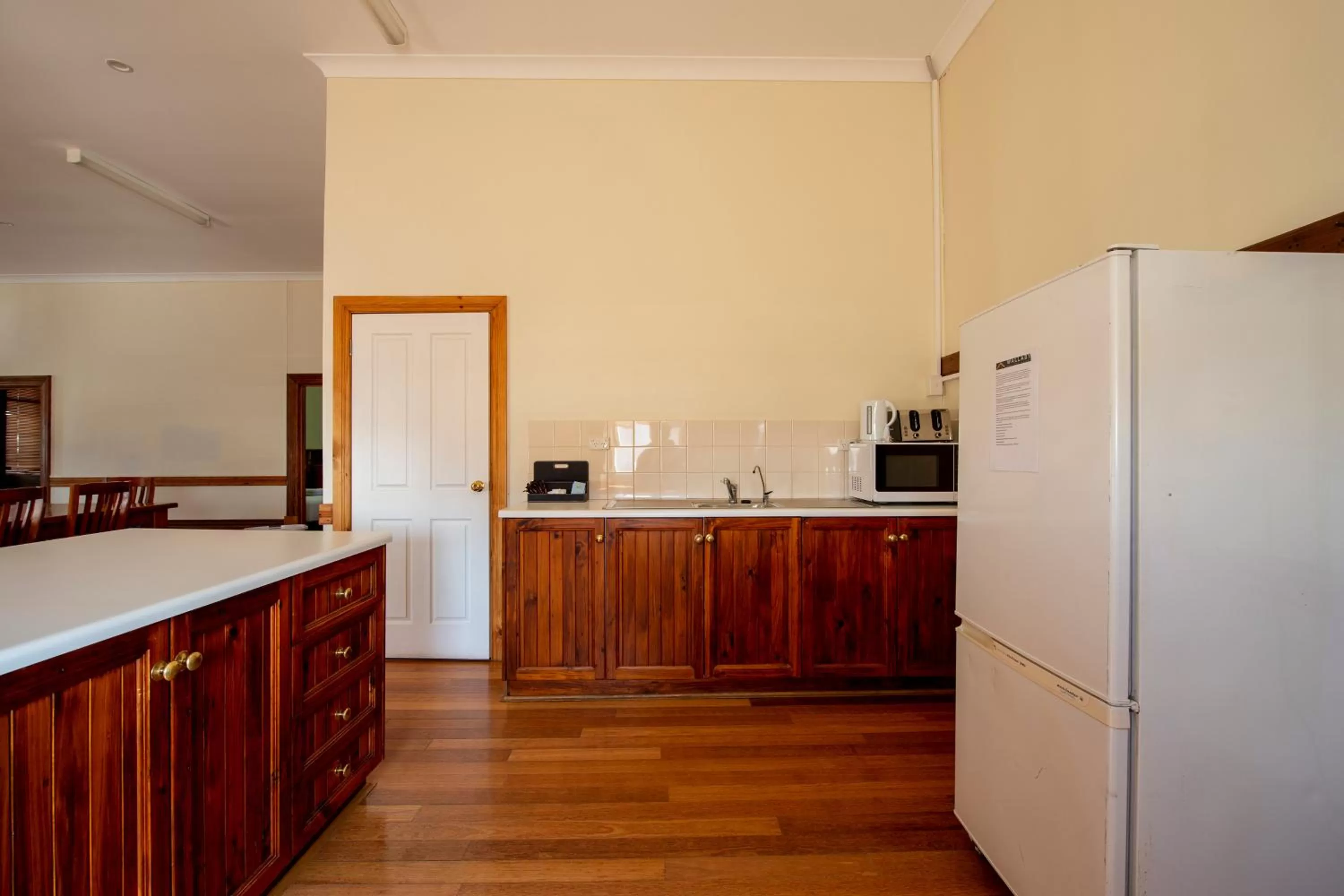 Kitchen/Kitchenette in City Centre Motel Hotel
