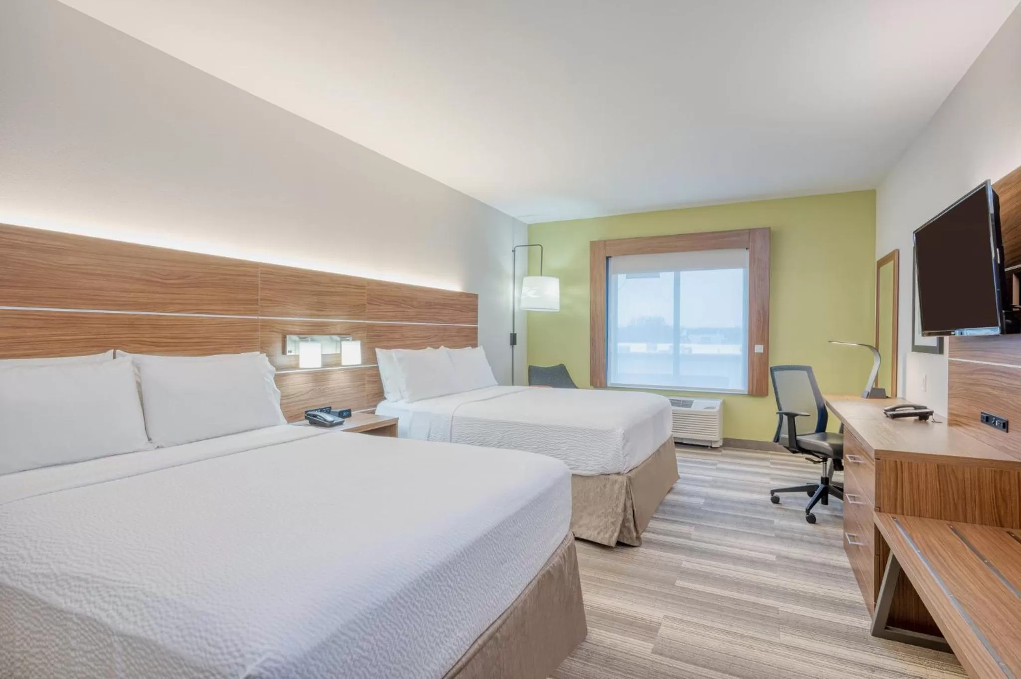 Photo of the whole room, Bed in Holiday Inn Express & Suites St. Louis - Chesterfield by IHG