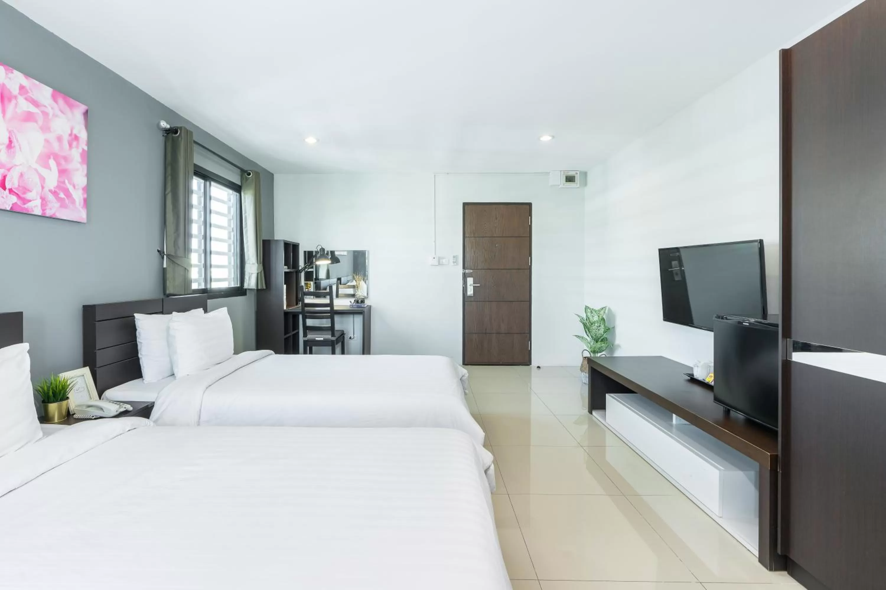 Photo of the whole room, Bed in De Botan Srinakarin Hotel & Residence