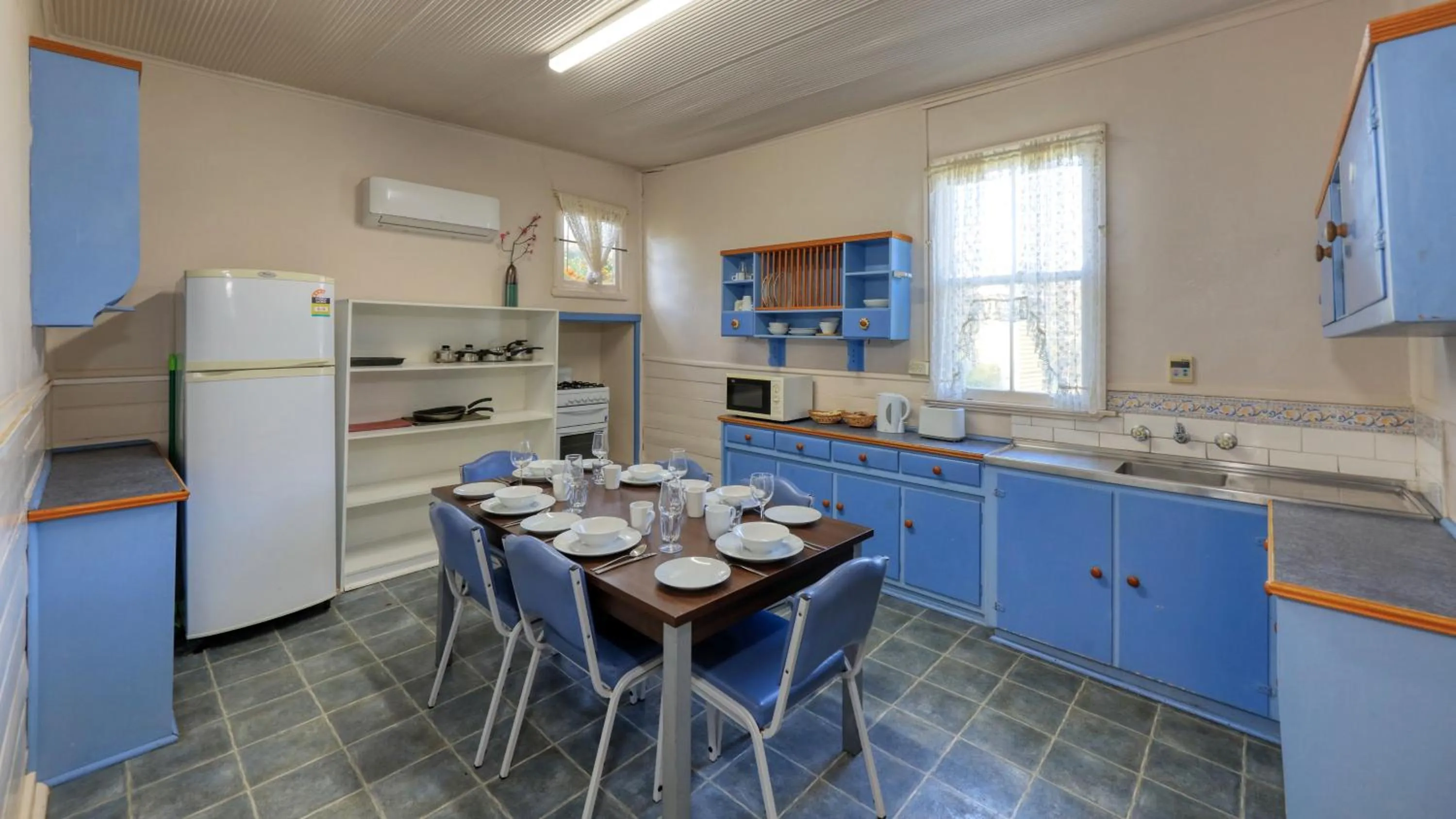 kitchen in Charles Rasp Motor Inn & Cottages
