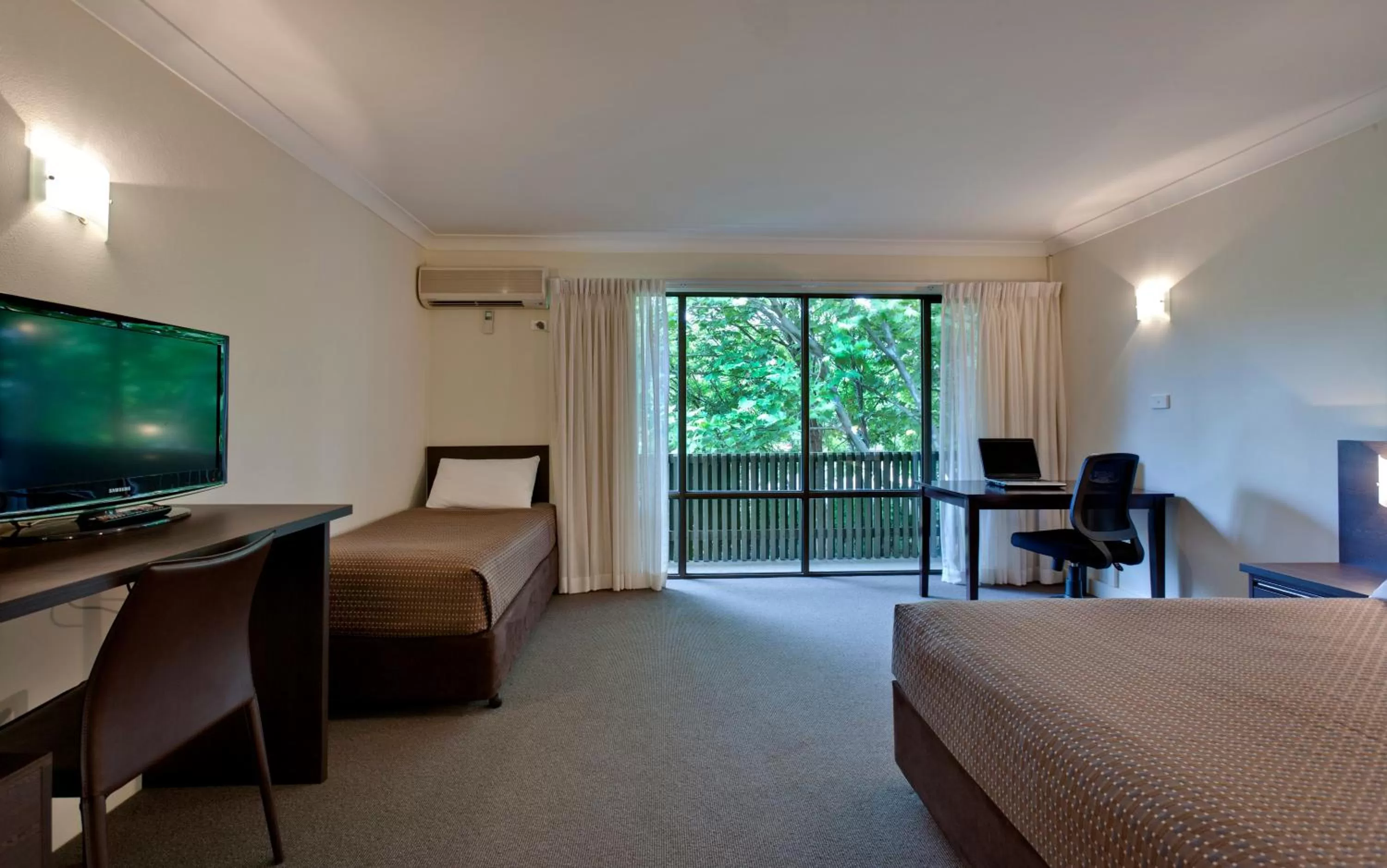 Photo of the whole room, Bed in Tall Trees Ainslie Motel
