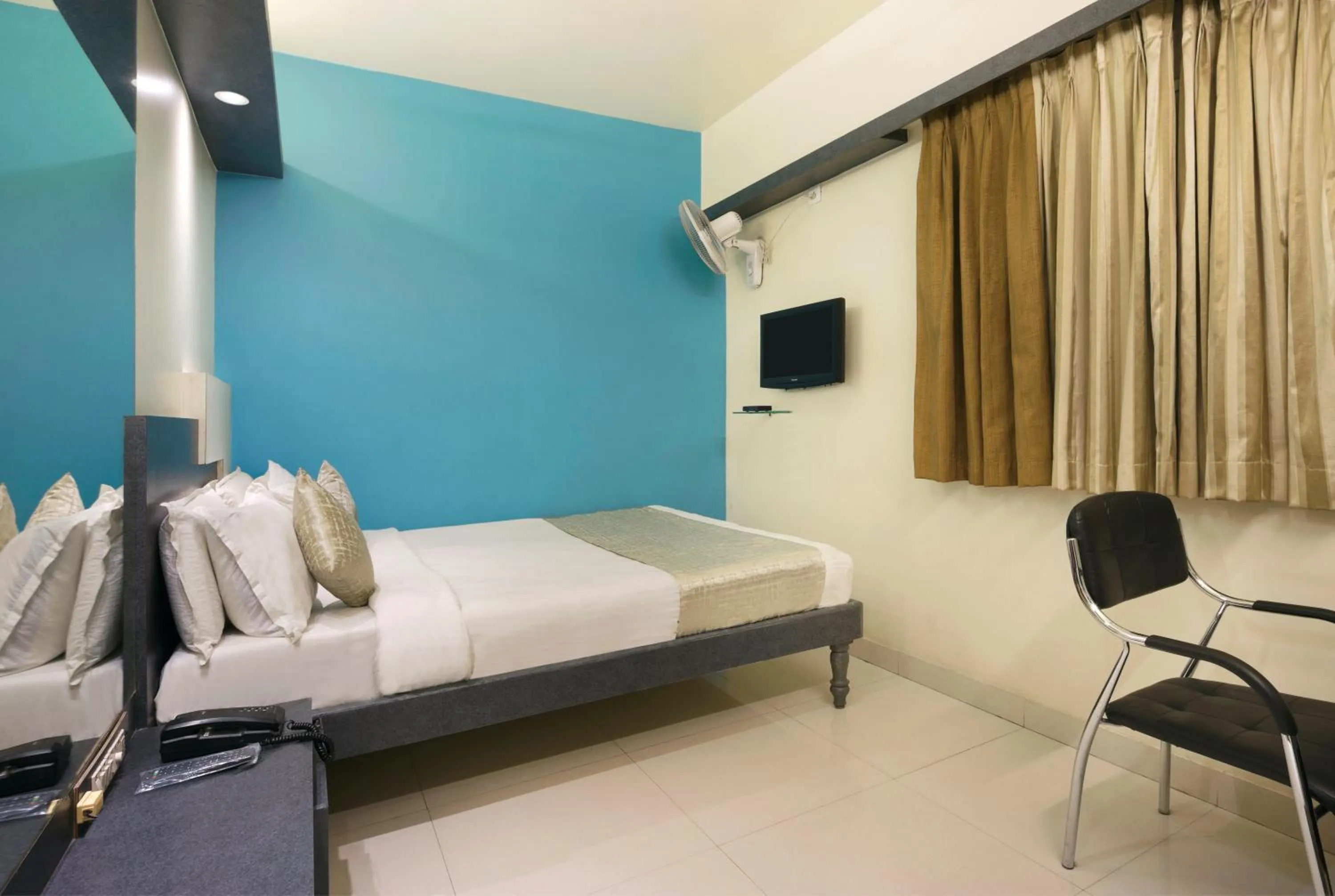 Bedroom, Bed in Mannars Deluxe Lodge