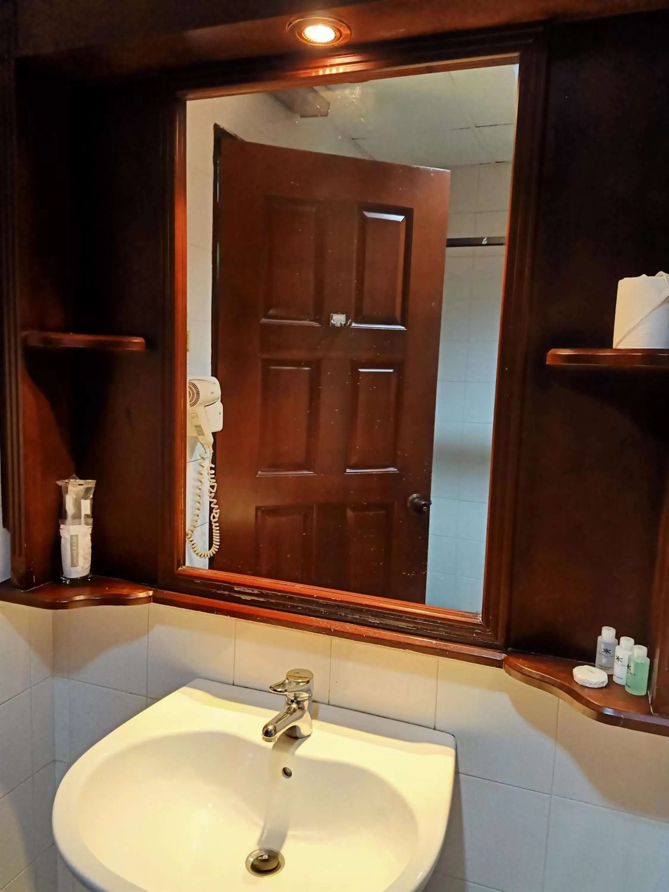 Bathroom in Kinabalu Daya Hotel