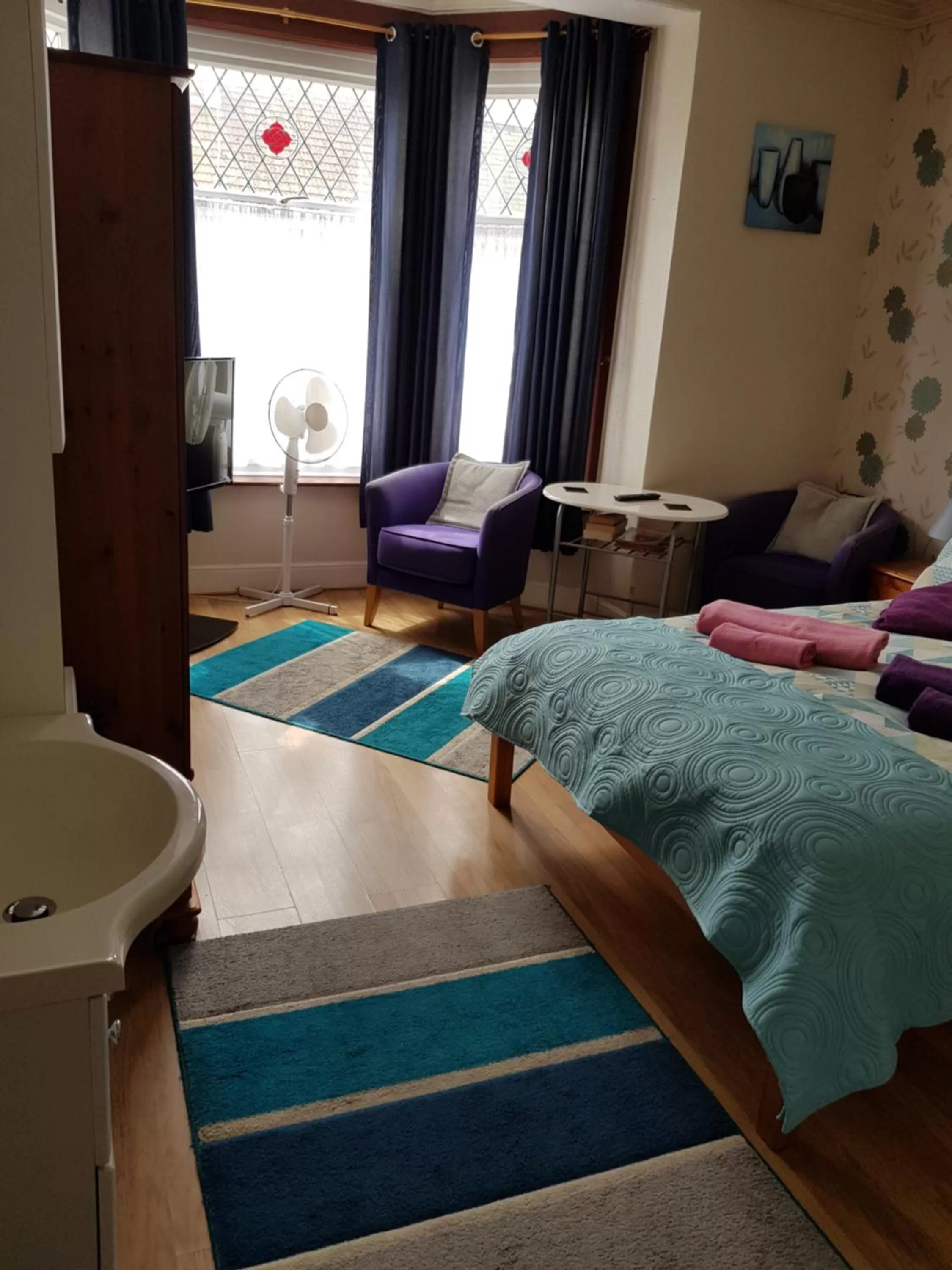 Seating area, Bed in Sunnyside Hotel