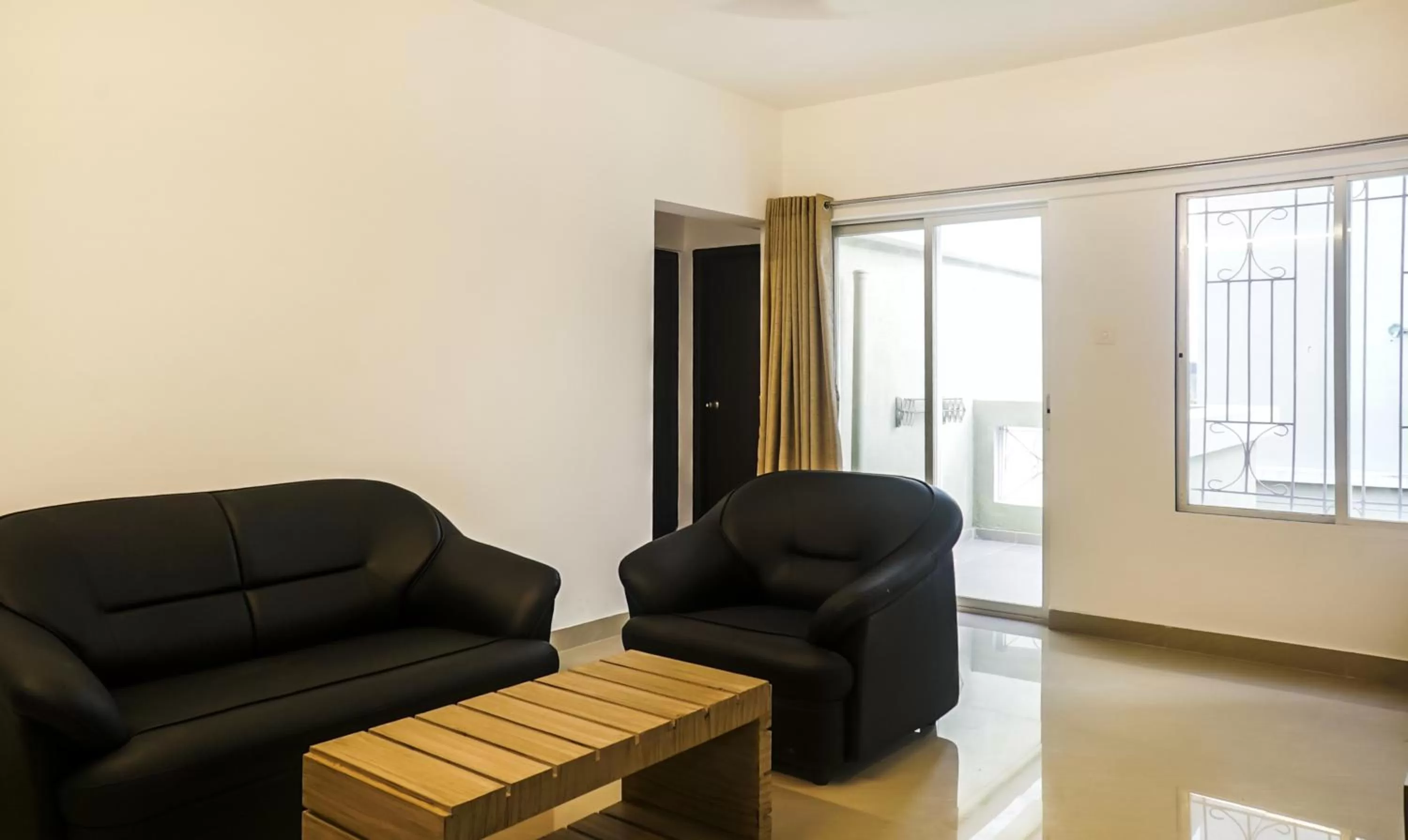 Seating area in Treebo Luxe Suite, Shivaji Nagar