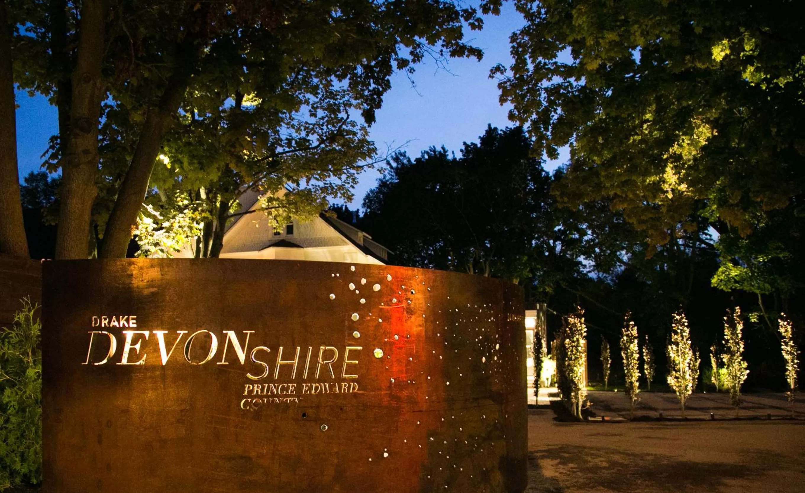 Facade/entrance in Drake Devonshire and Motor Inn