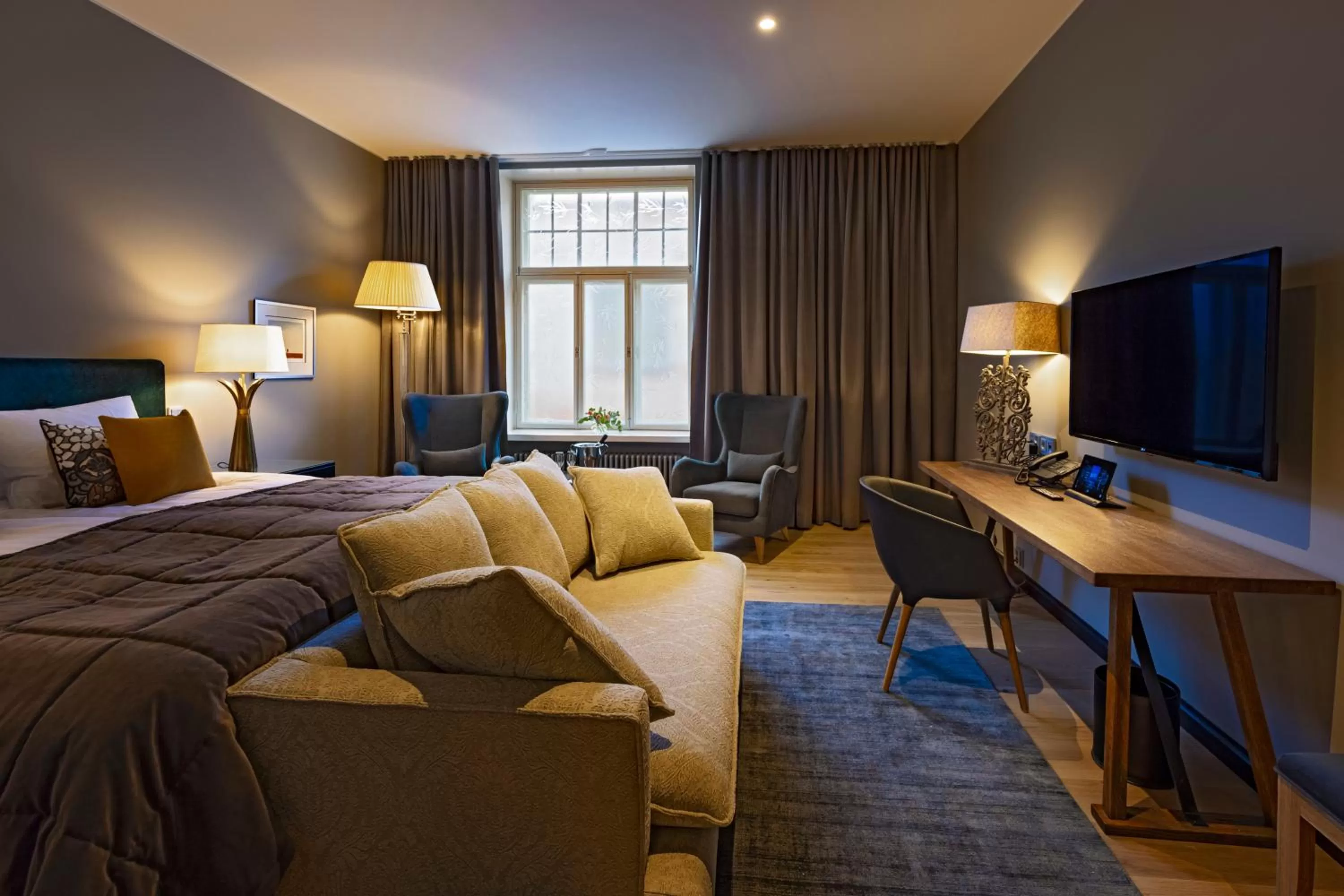 Communal lounge/ TV room, Bed in Hotel F6