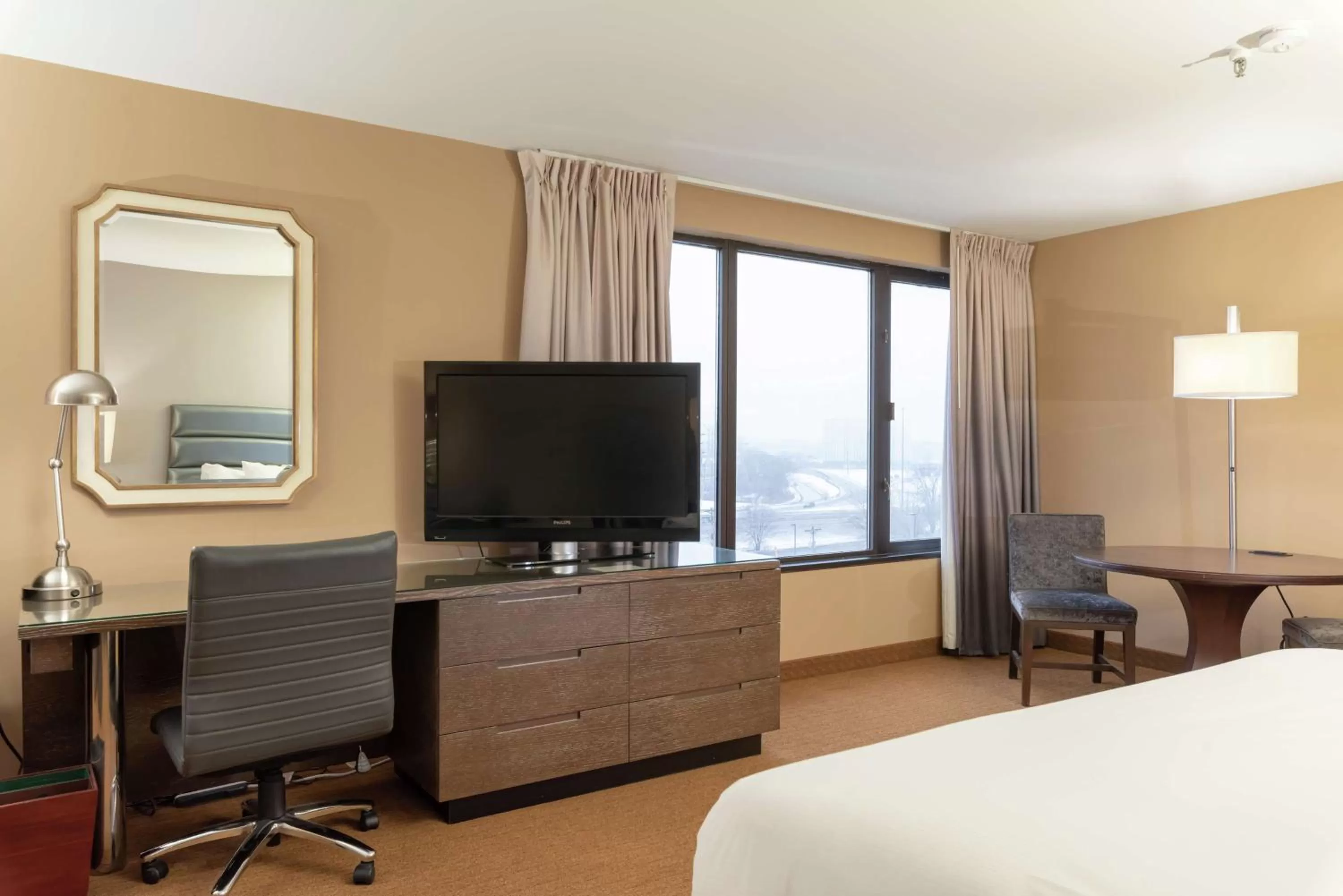 Bed in DoubleTree by Hilton Bloomington Minneapolis South