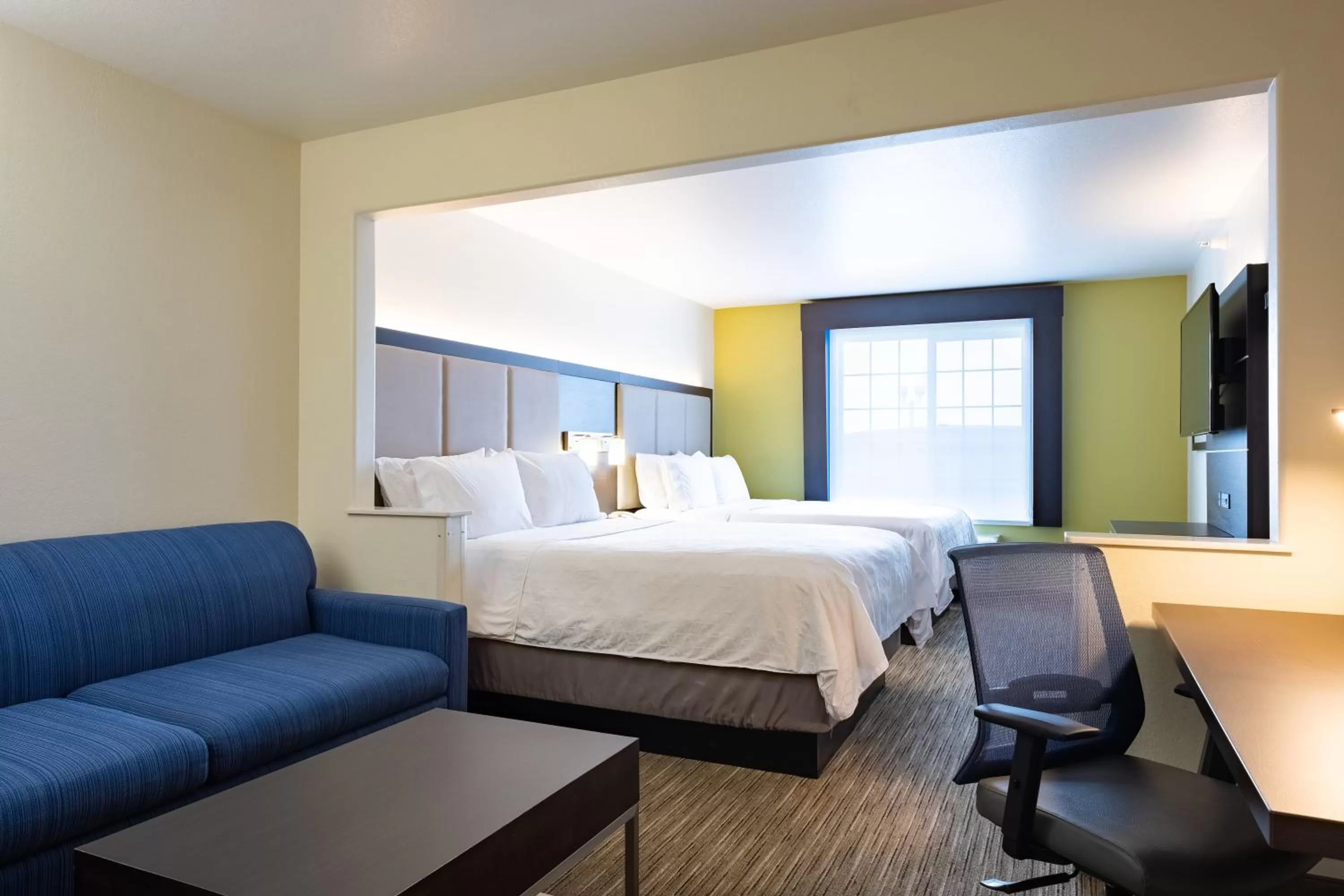 Photo of the whole room, Bed in Holiday Inn Express Hotel & Suites Evanston by IHG