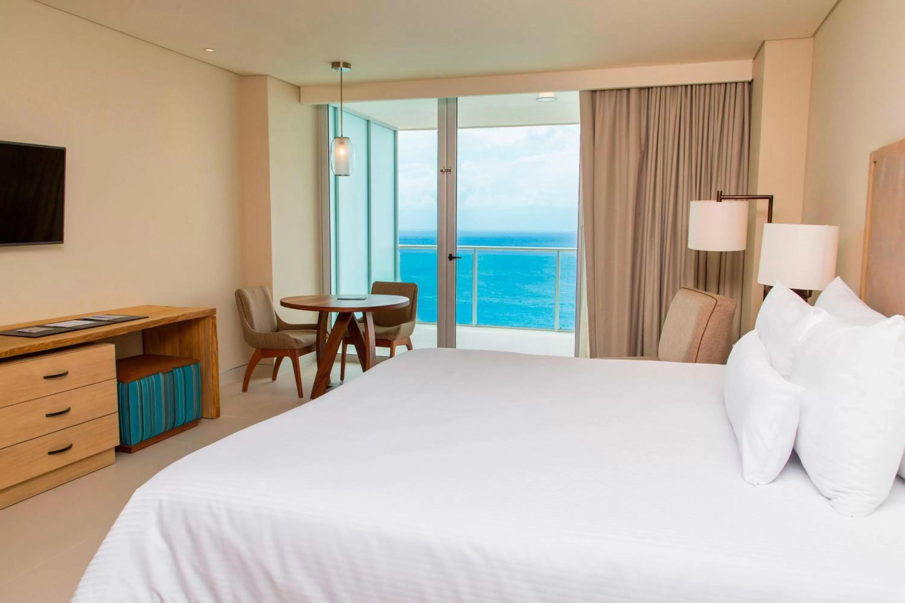 Photo of the whole room, Bed in The Westin Cozumel