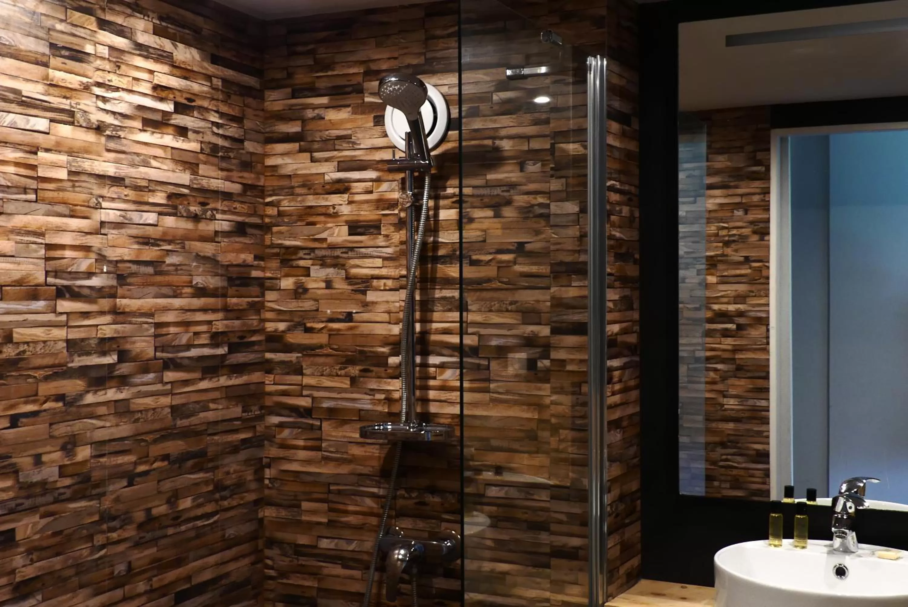 Shower in Contact Hôtel Le Provençal Bordeaux Lac