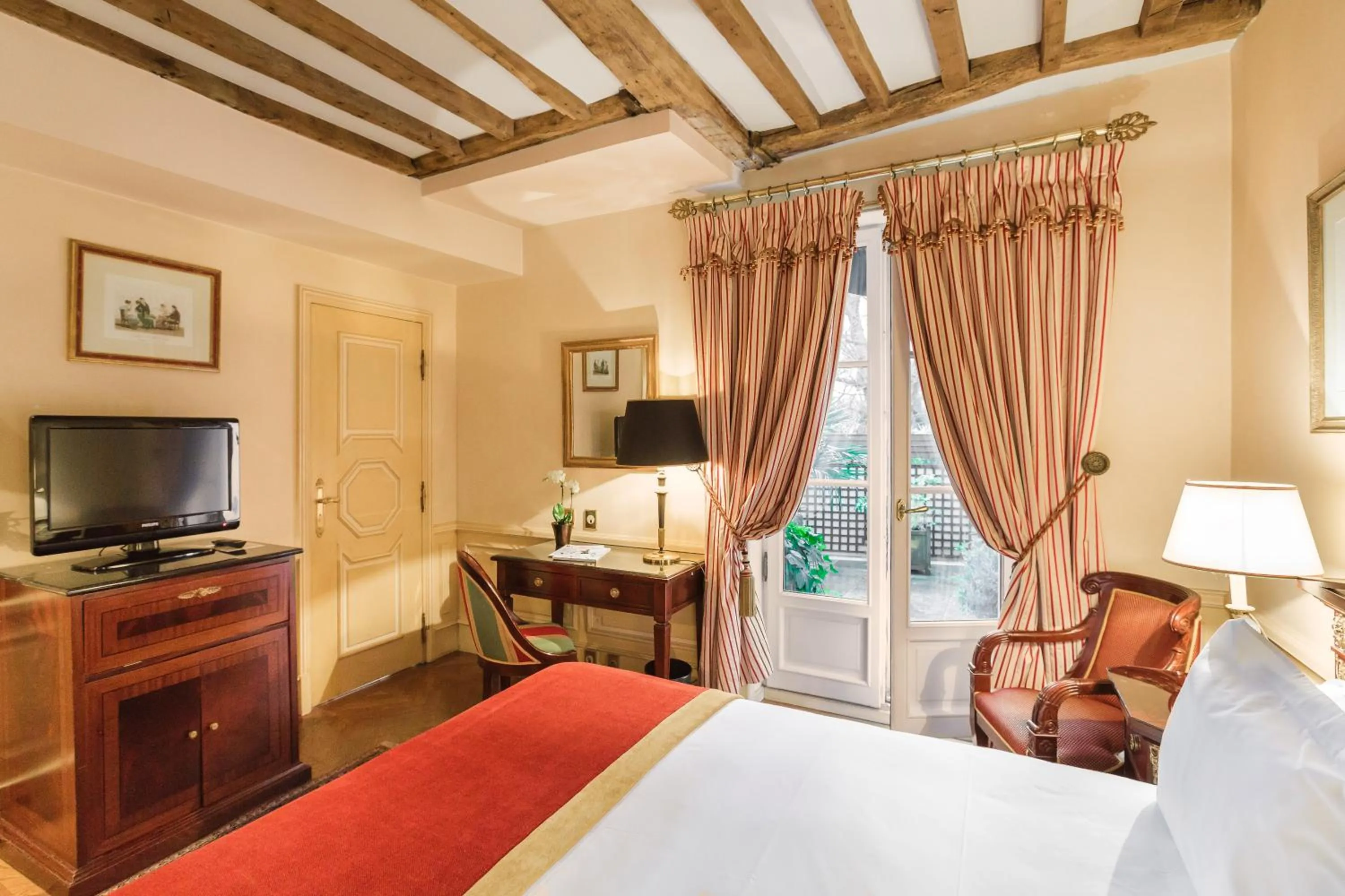 Photo of the whole room, Bed in Hotel Luxembourg Parc