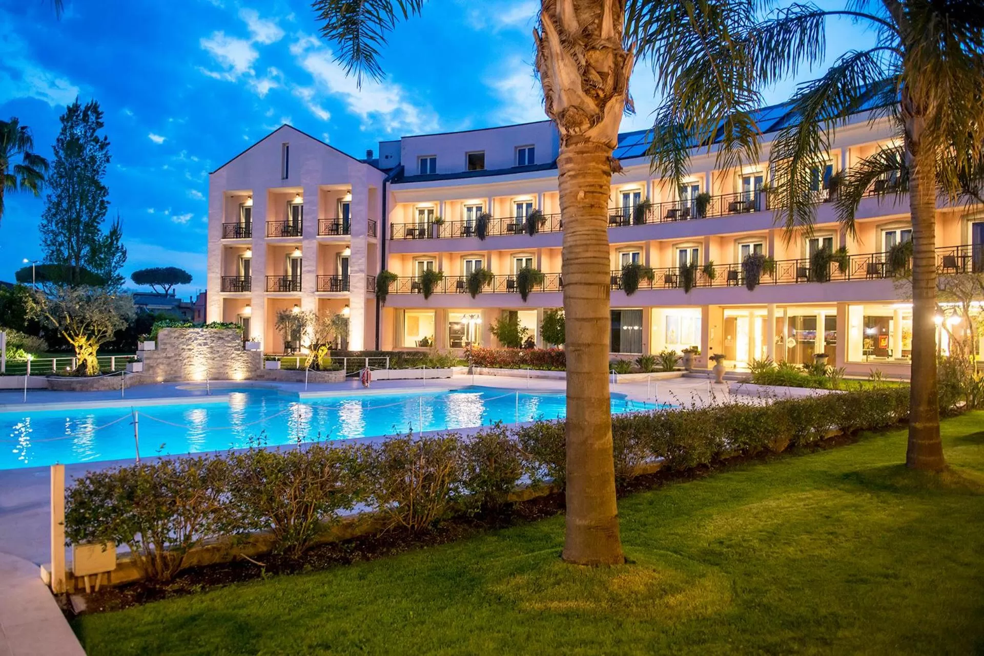 Swimming pool in Hotel Isola Sacra Rome Airport