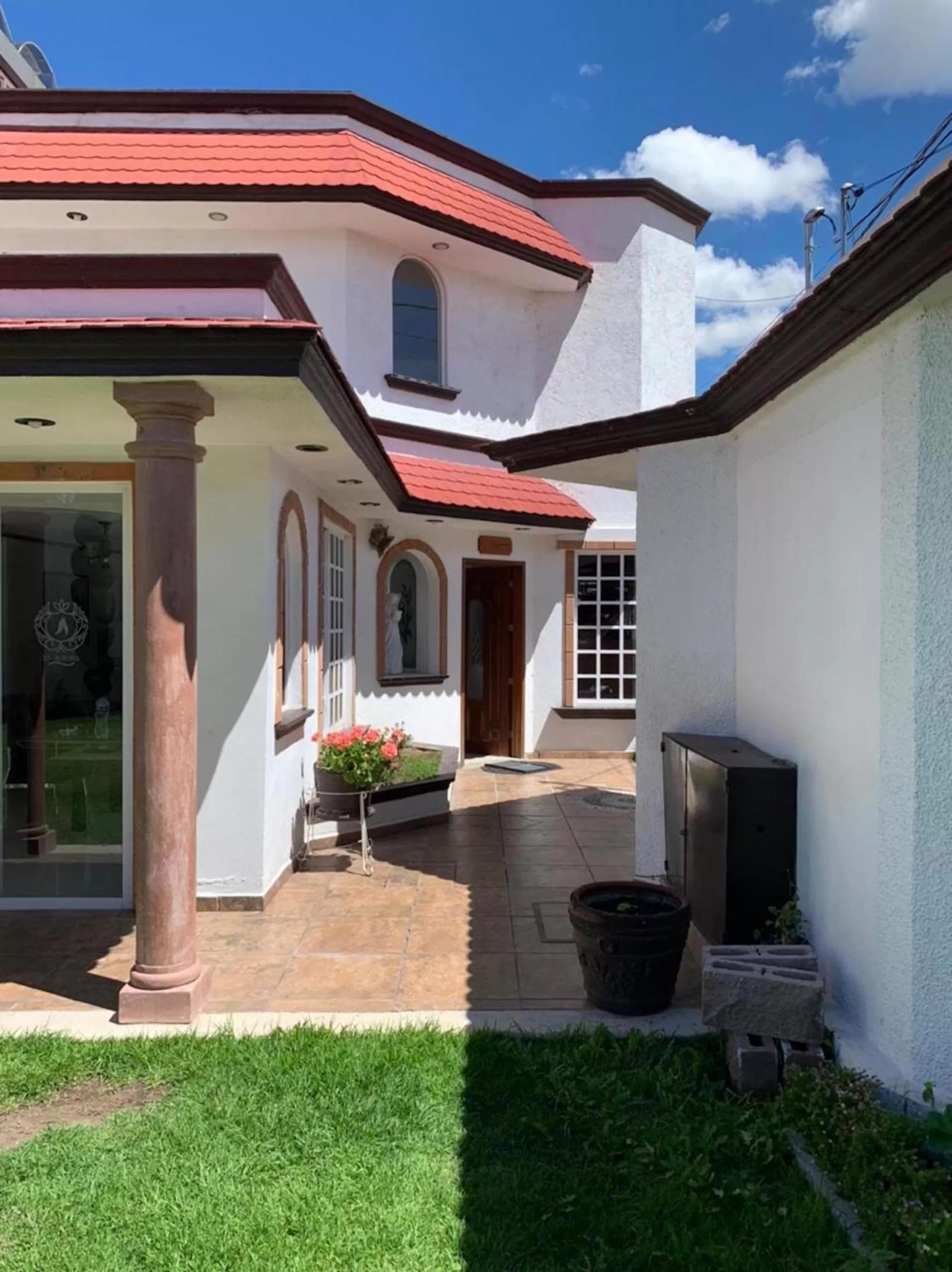 Property building in La Aurora Hotel Like Home