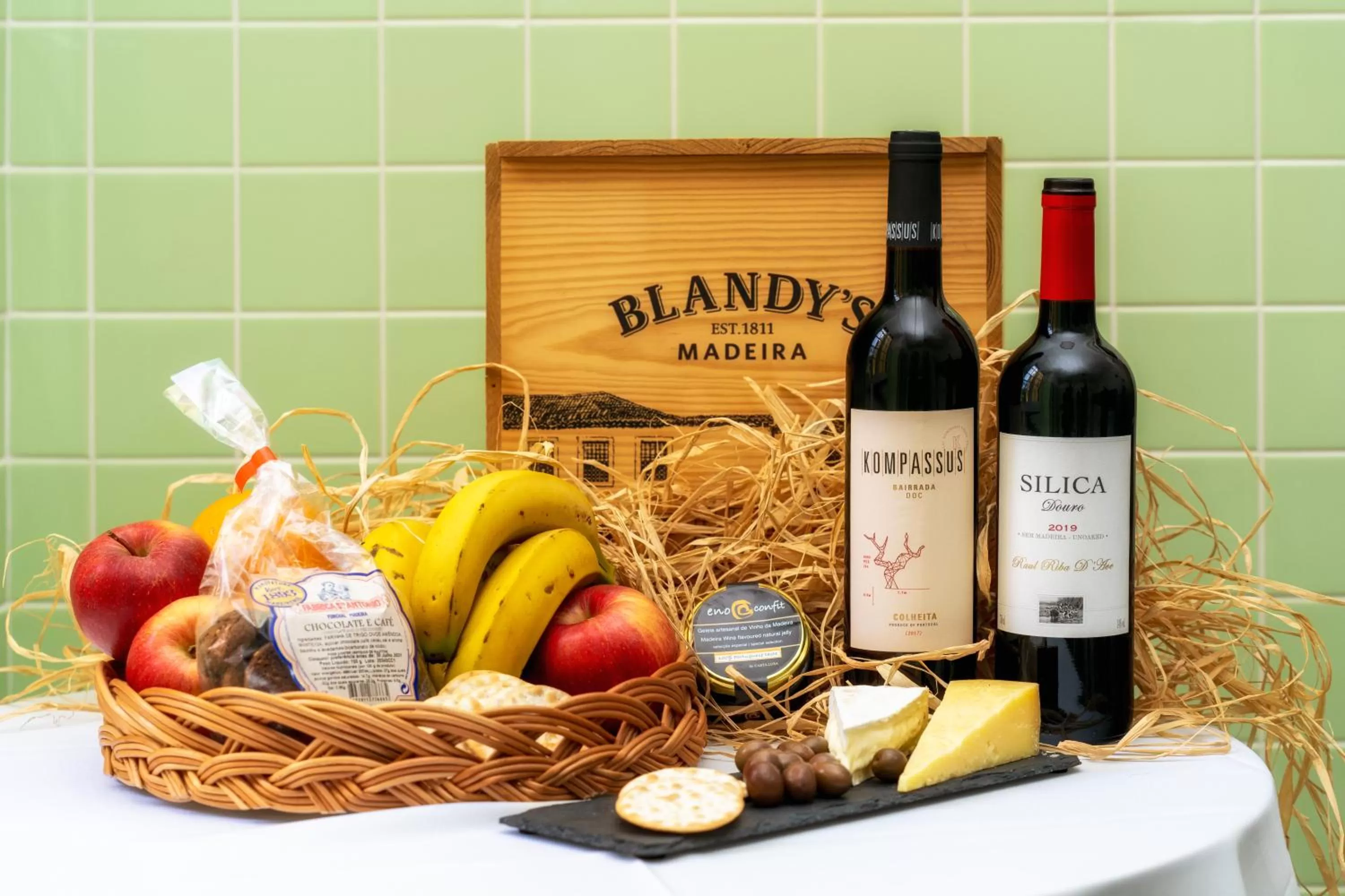 Food and drinks in The Wine Lodges by An Island Apart