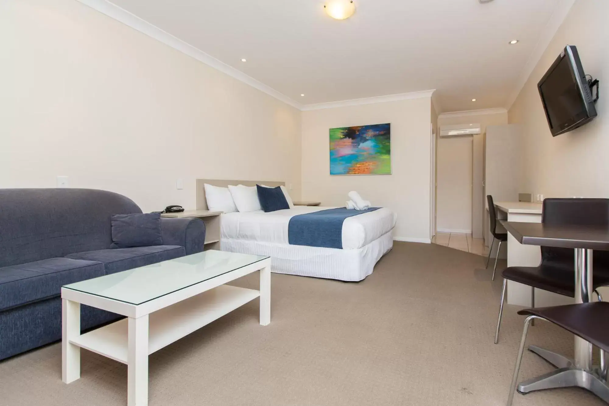 Standard King Room - single occupancy in Lincoln Cottage Motor Inn Standard King Room - single occupancy in Lincoln Cottage Motor Inn