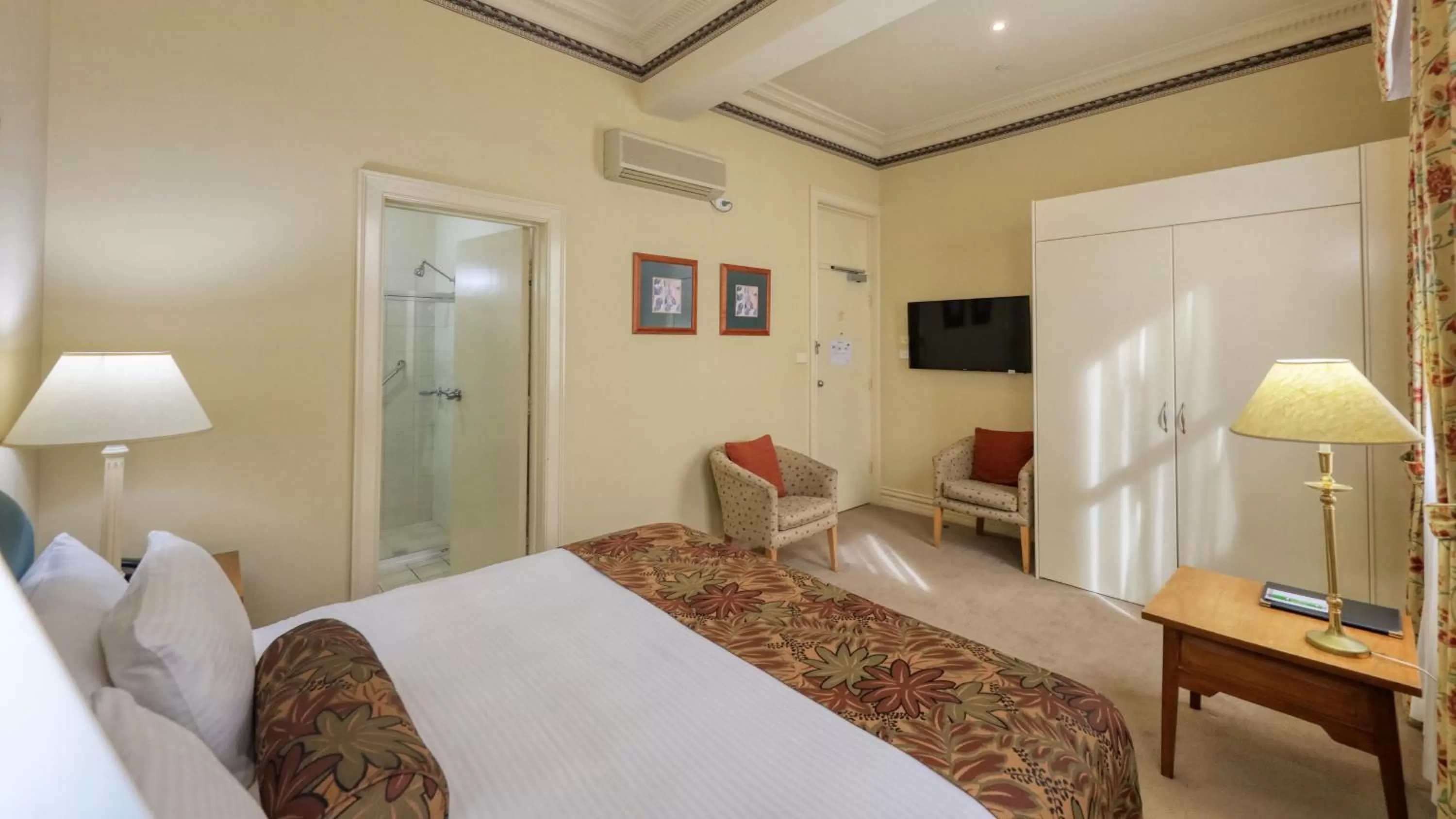 Photo of the whole room, Bed in Royal Exchange Hotel