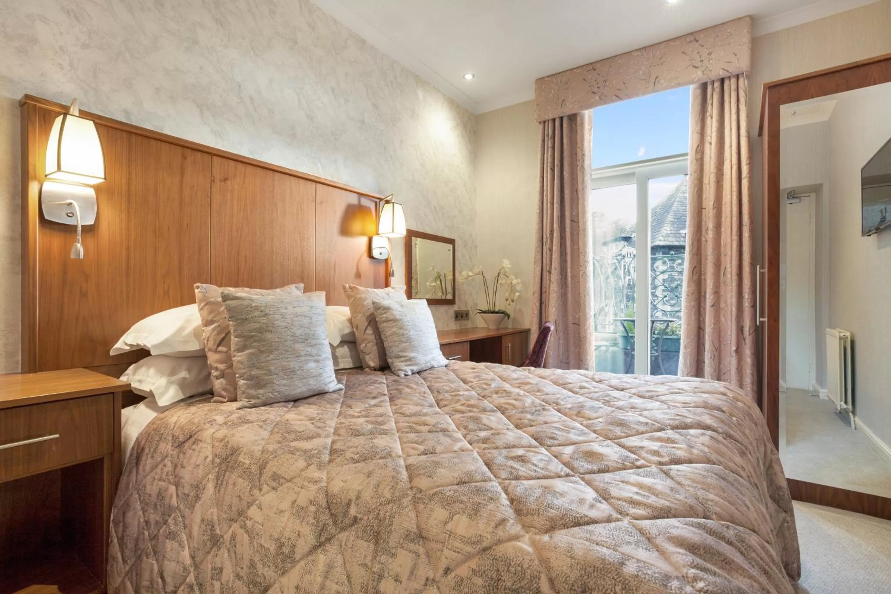 Bedroom, Bed in Ambleside Salutation Hotel & Spa