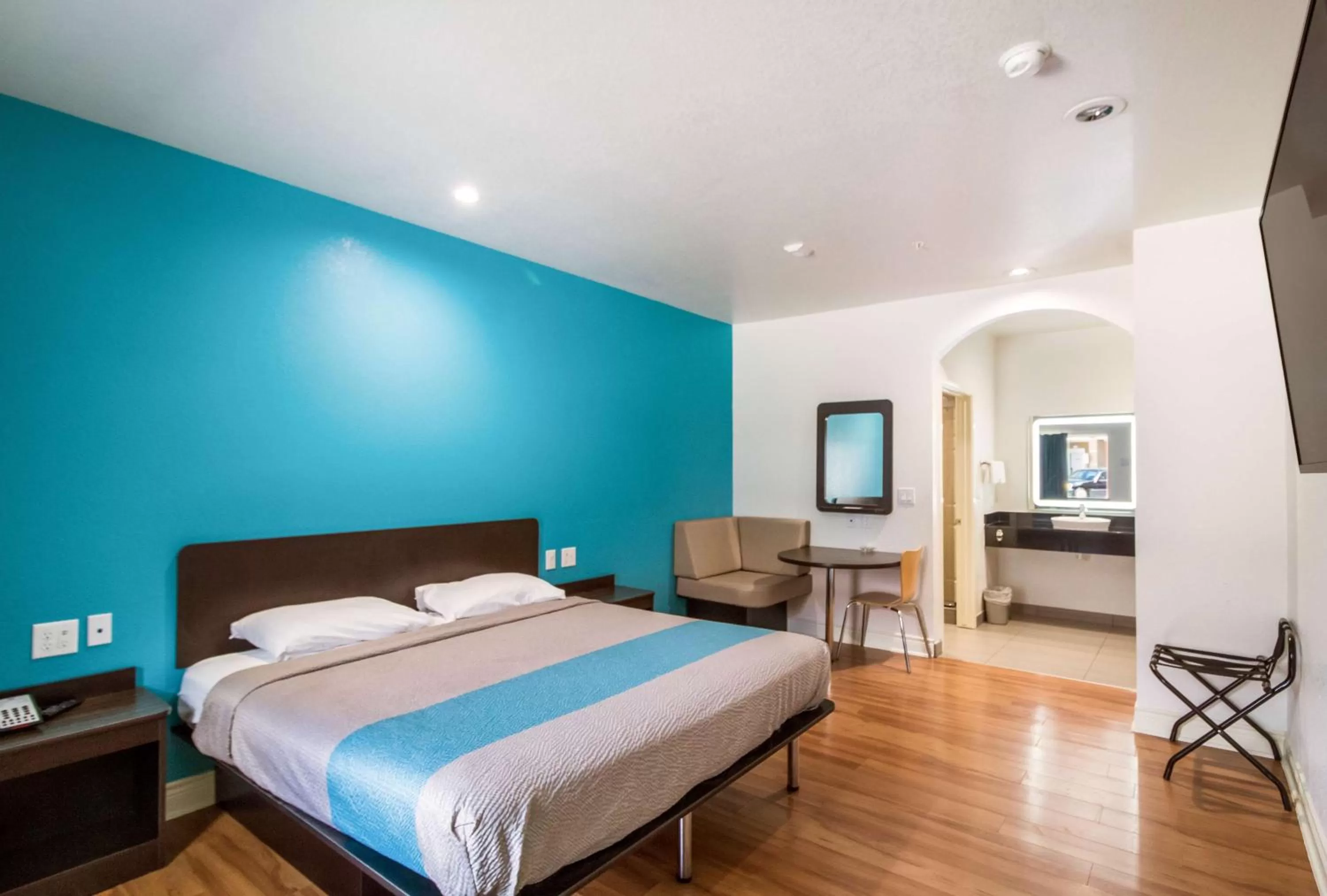 Photo of the whole room, Bed in Motel 6-Houston, TX - North