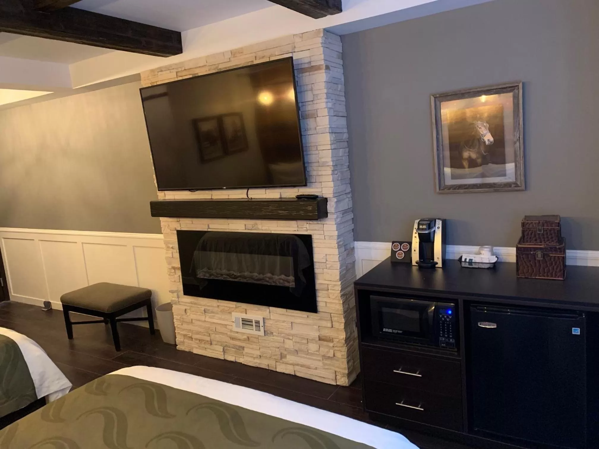 Bed in Cedar Stables Inn & Suites