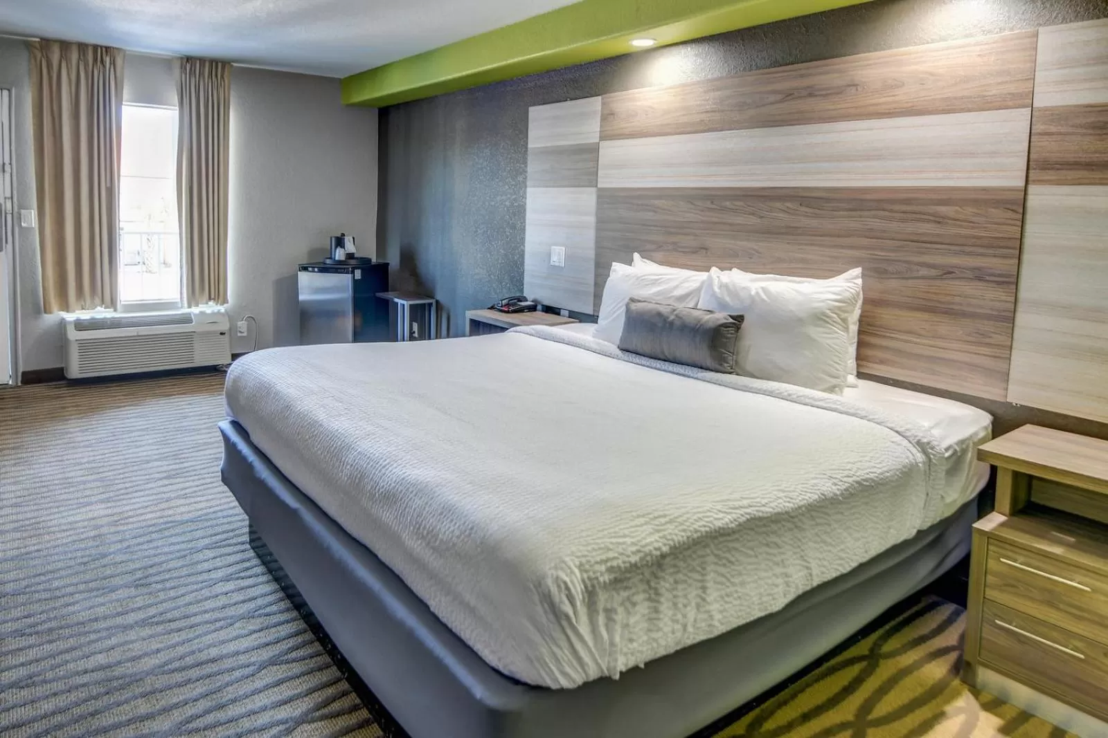 Photo of the whole room, Bed in Seabreeze Inn - Fort Walton